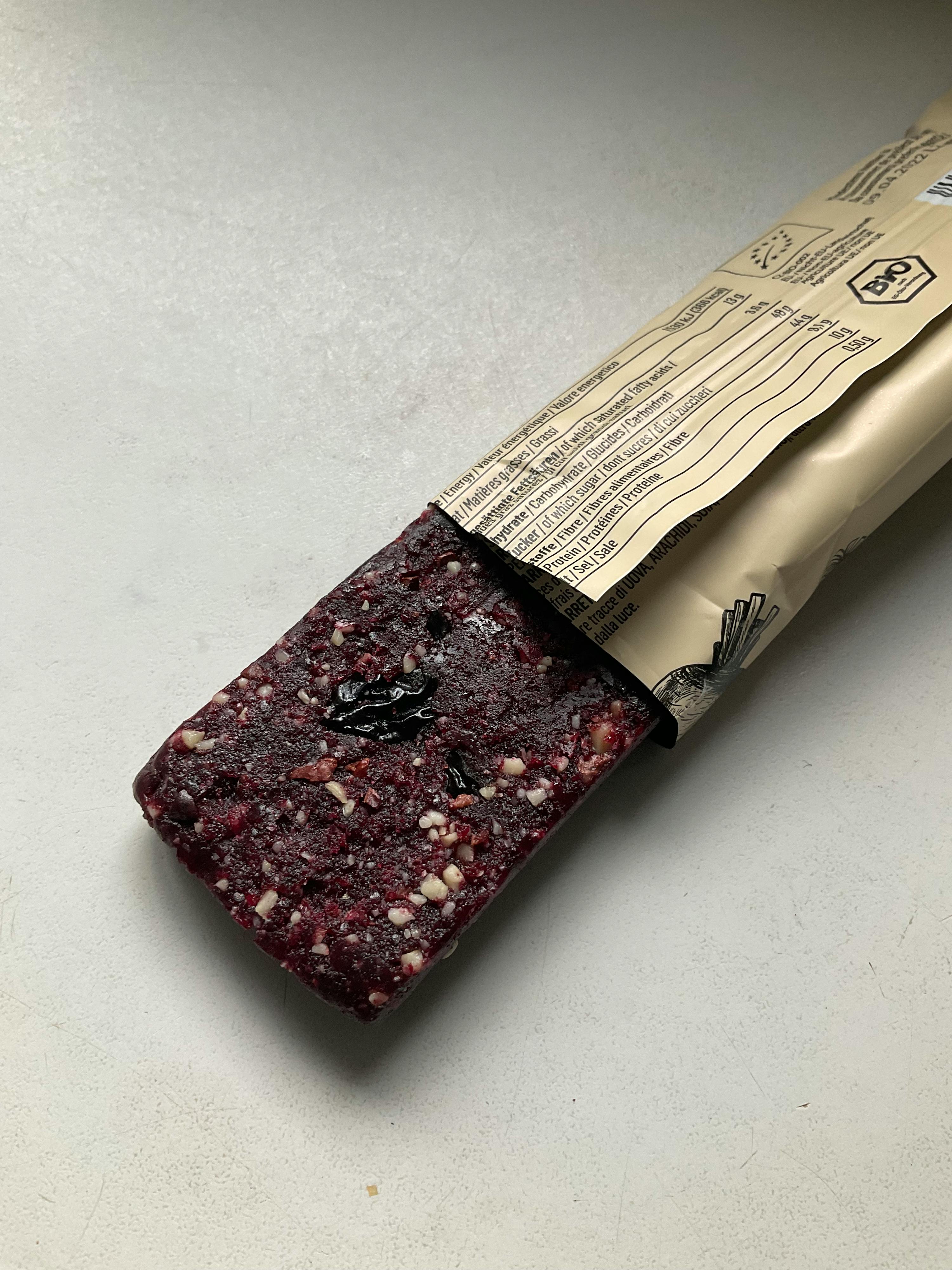 une barre de céréales avec une étiquette bio sur le côté