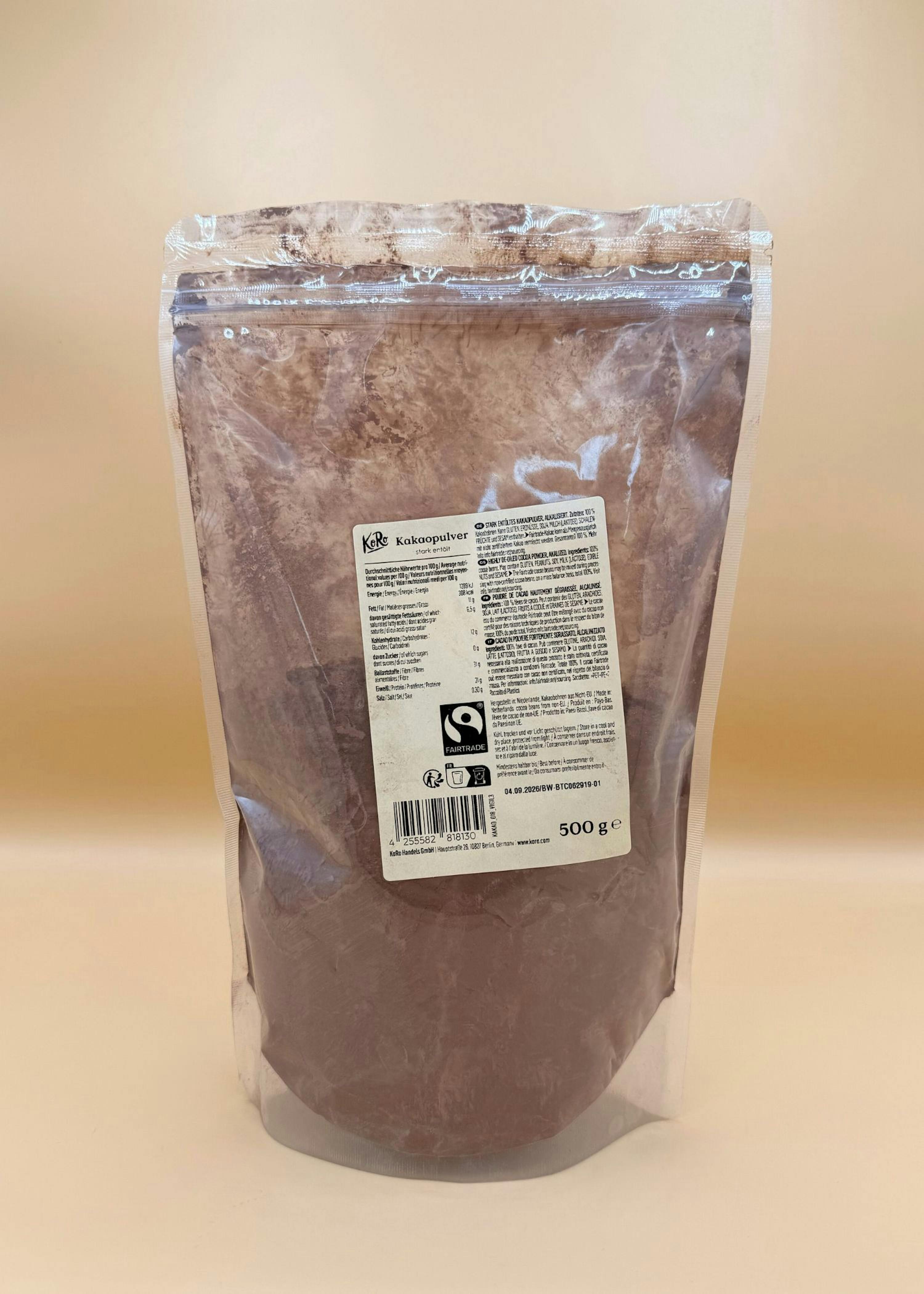 un sac transparent de 500g de poudre de cacao dégraissée de marque kere, certifiée fairtrade, avec des informations nutritionnelles et un code-barres.