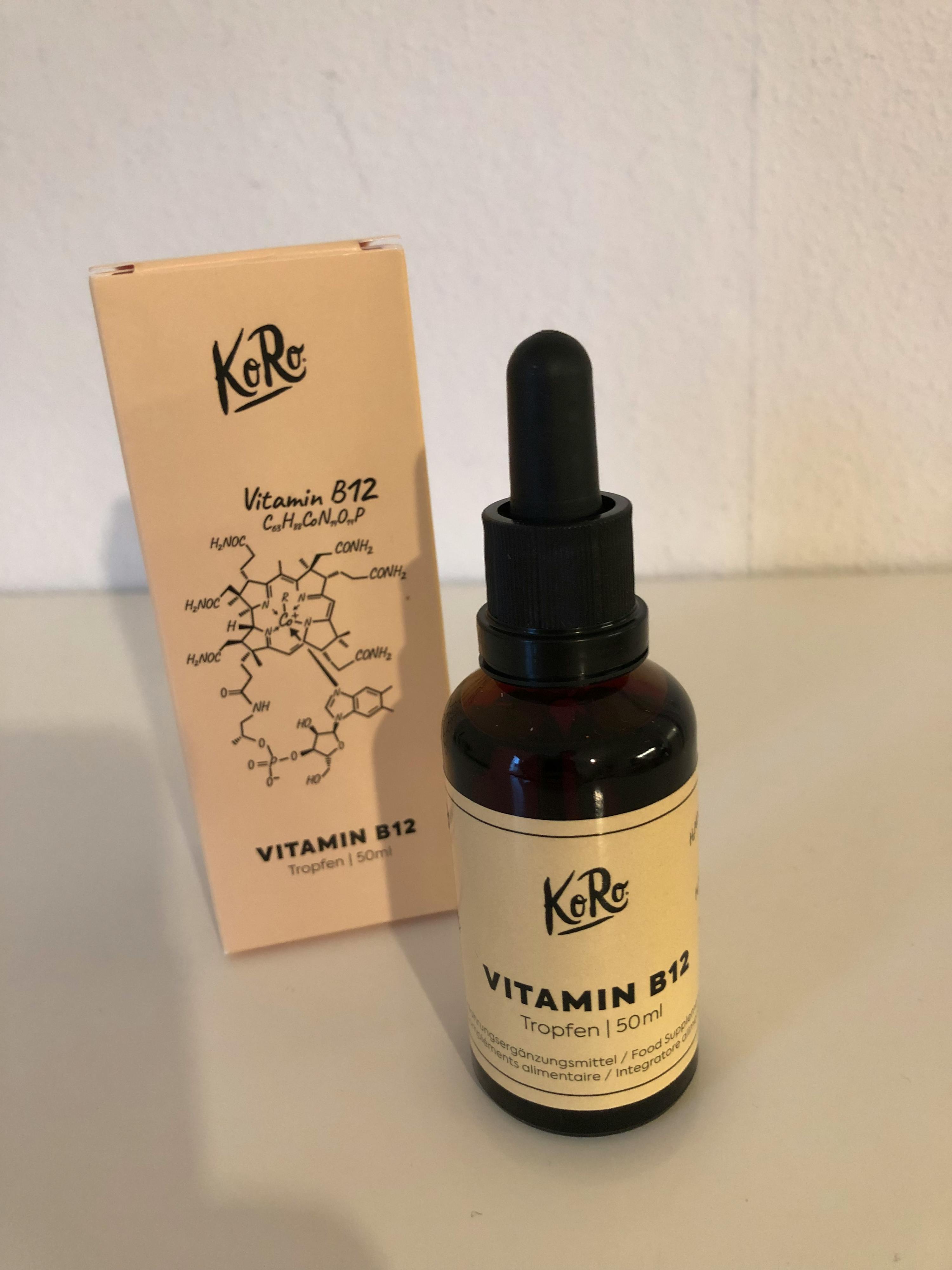 une bouteille de vitamine b12 est assise à côté de sa boîte