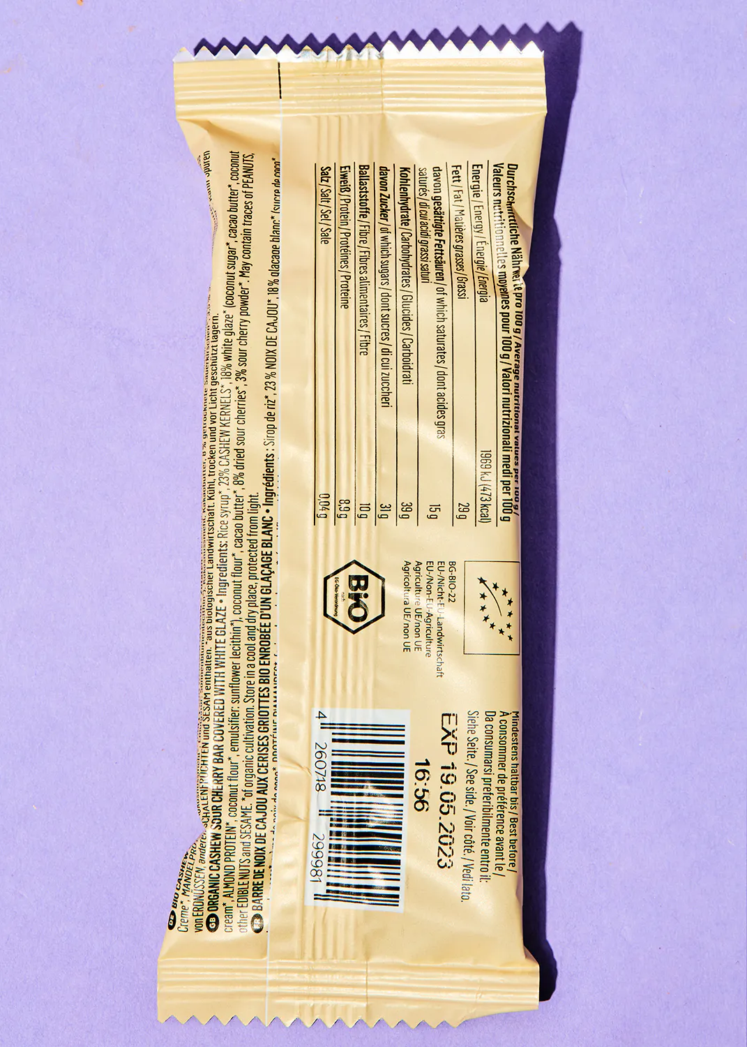 l' arrière d' une barre de chocolat bio avec un code qr