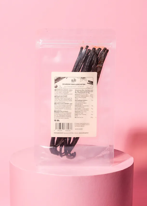 eine Packung vanilleschoten steht auf einem rosa Ständer