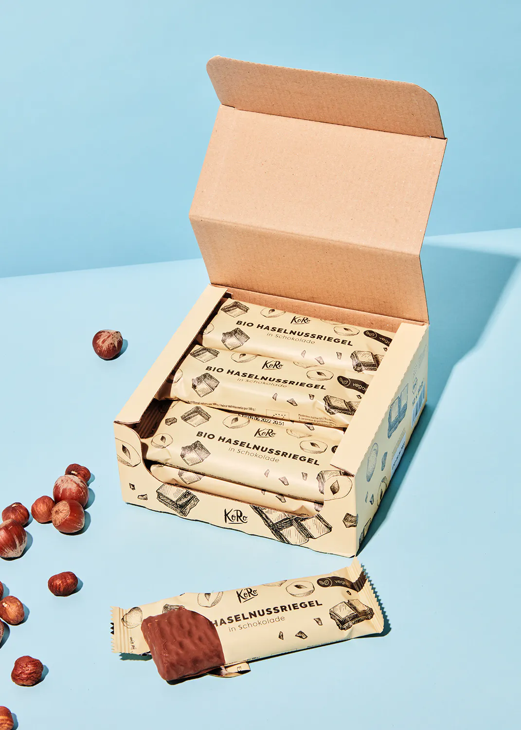 eine Schachtel bio Haselnussriegel-Schokolade mit Haselnüssen darauf