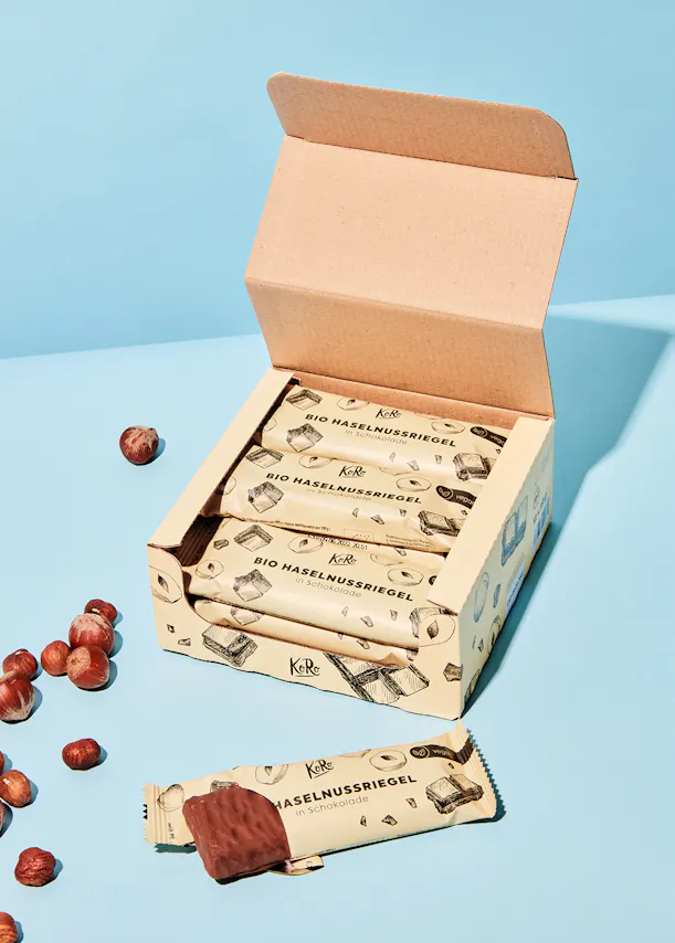 eine Schachtel bio Haselnussriegel-Schokolade mit Haselnüssen darauf