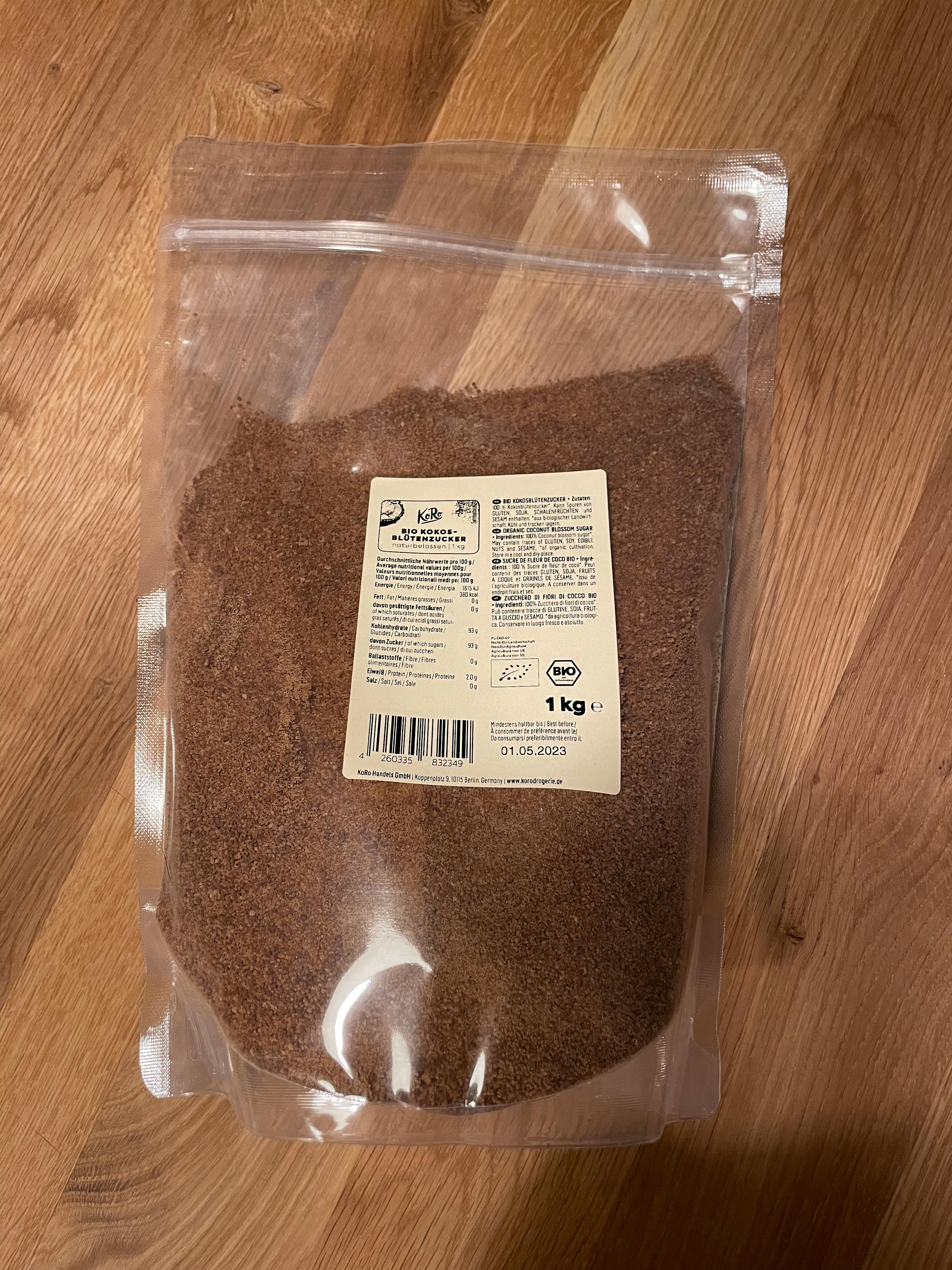 un sacchetto di zucchero è su un tavolo di legno