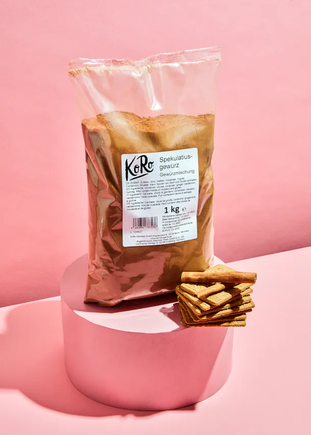 un sac en plastique avec une étiquette écrite en allemand et une pile de biscuits