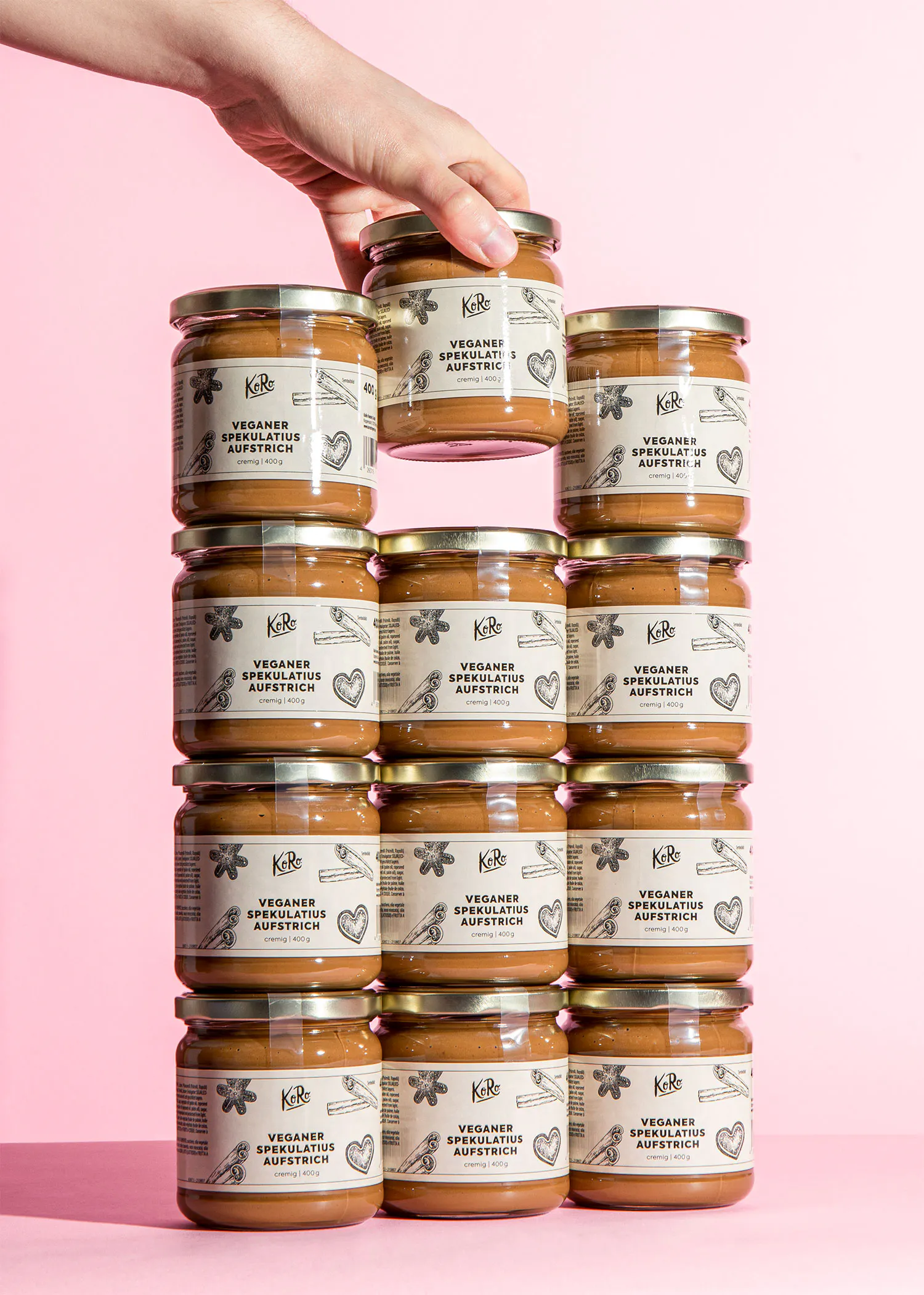 a hand holds a jar of veganes speculatius aufstrich