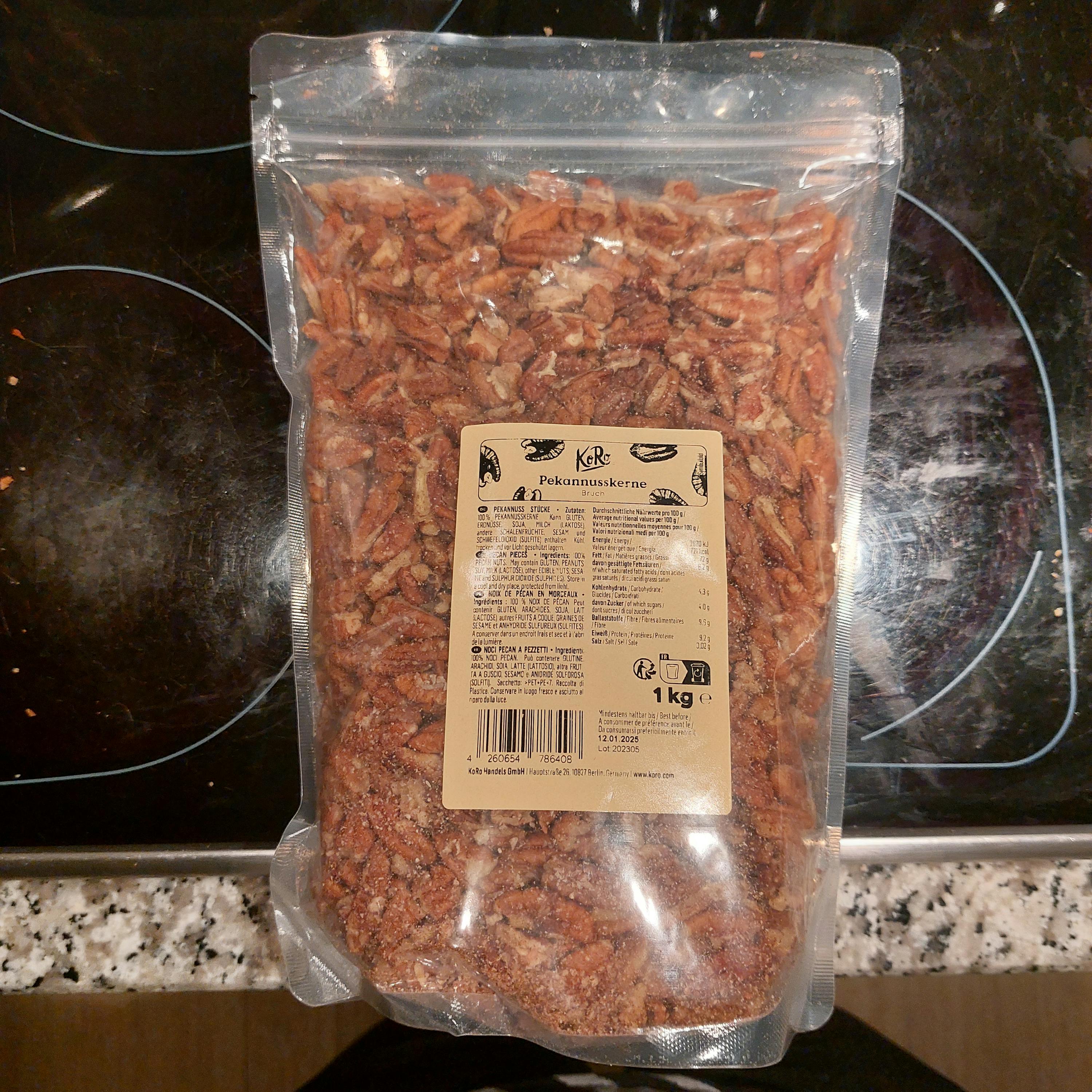 eine Plastiktüte mit gerösteten Pekannüssen steht auf einem Herd