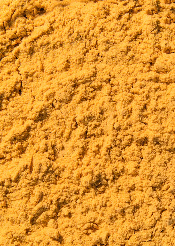 un gros plan d' un tas de sable jaune