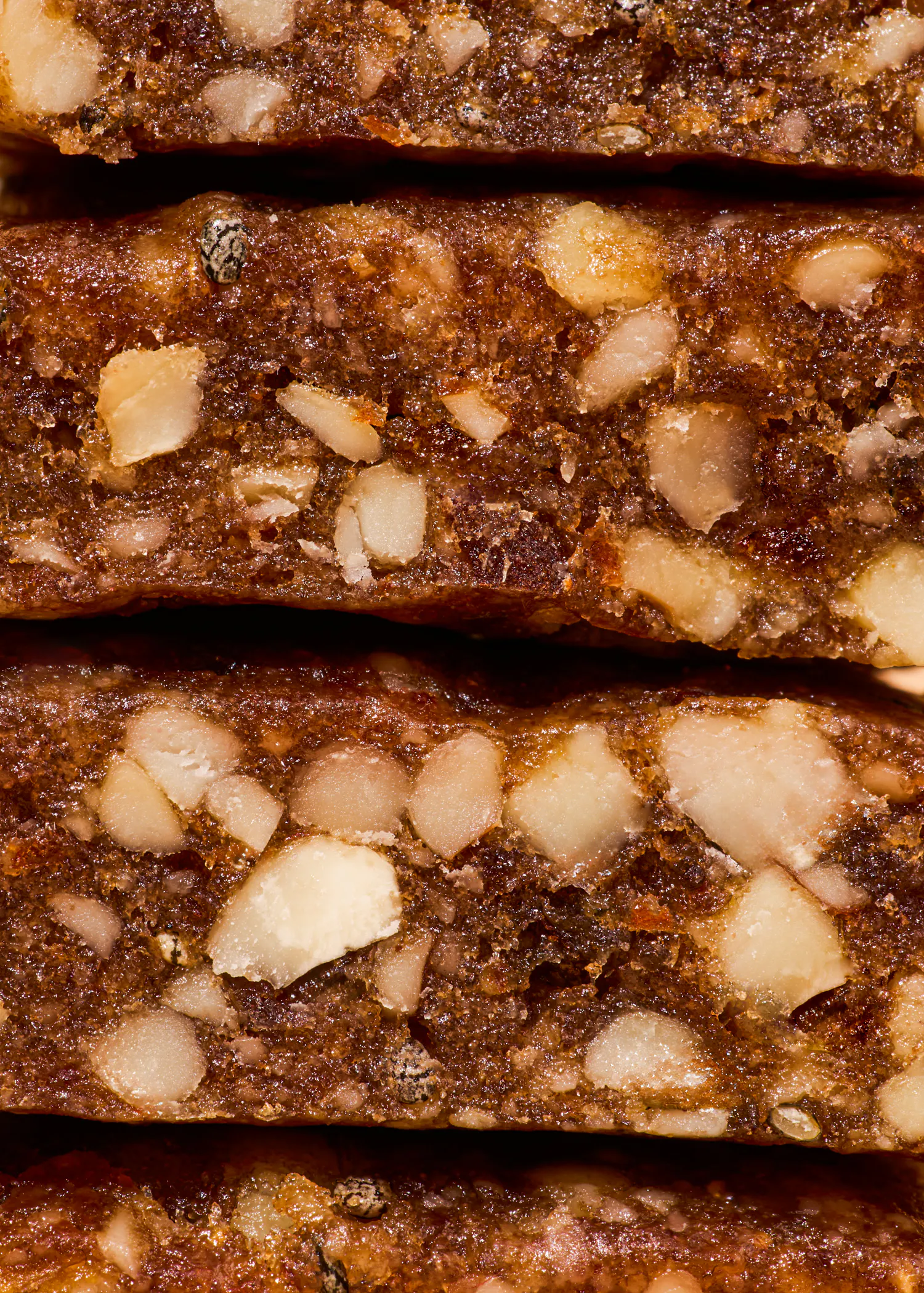 un gros plan d' un morceau de pain avec des noix dessus