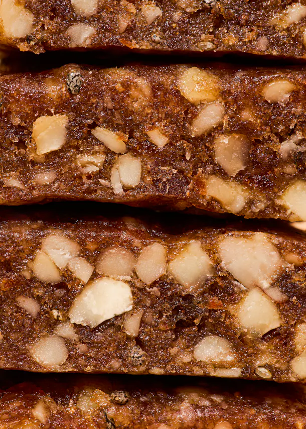un gros plan d' un morceau de pain avec des noix dessus