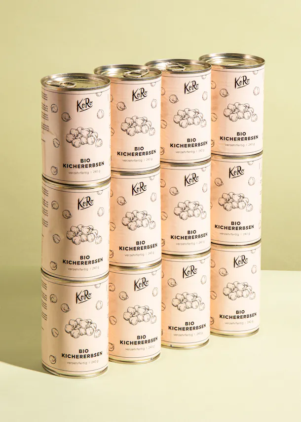 des boîtes de kichererbsen bio sont empilées les unes sur les autres