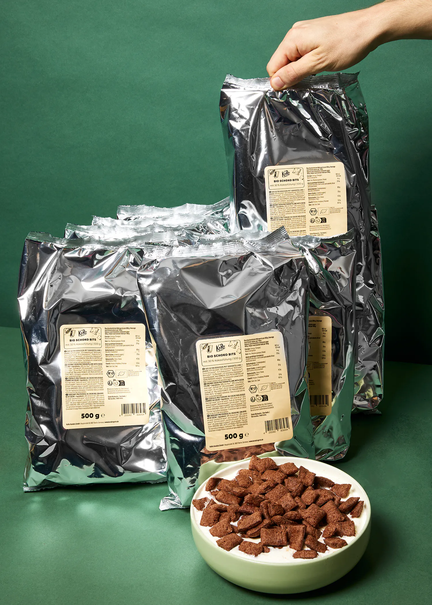 Eine Person hält einen Plastikbeutel mit einem Etikett auf der Rückseite