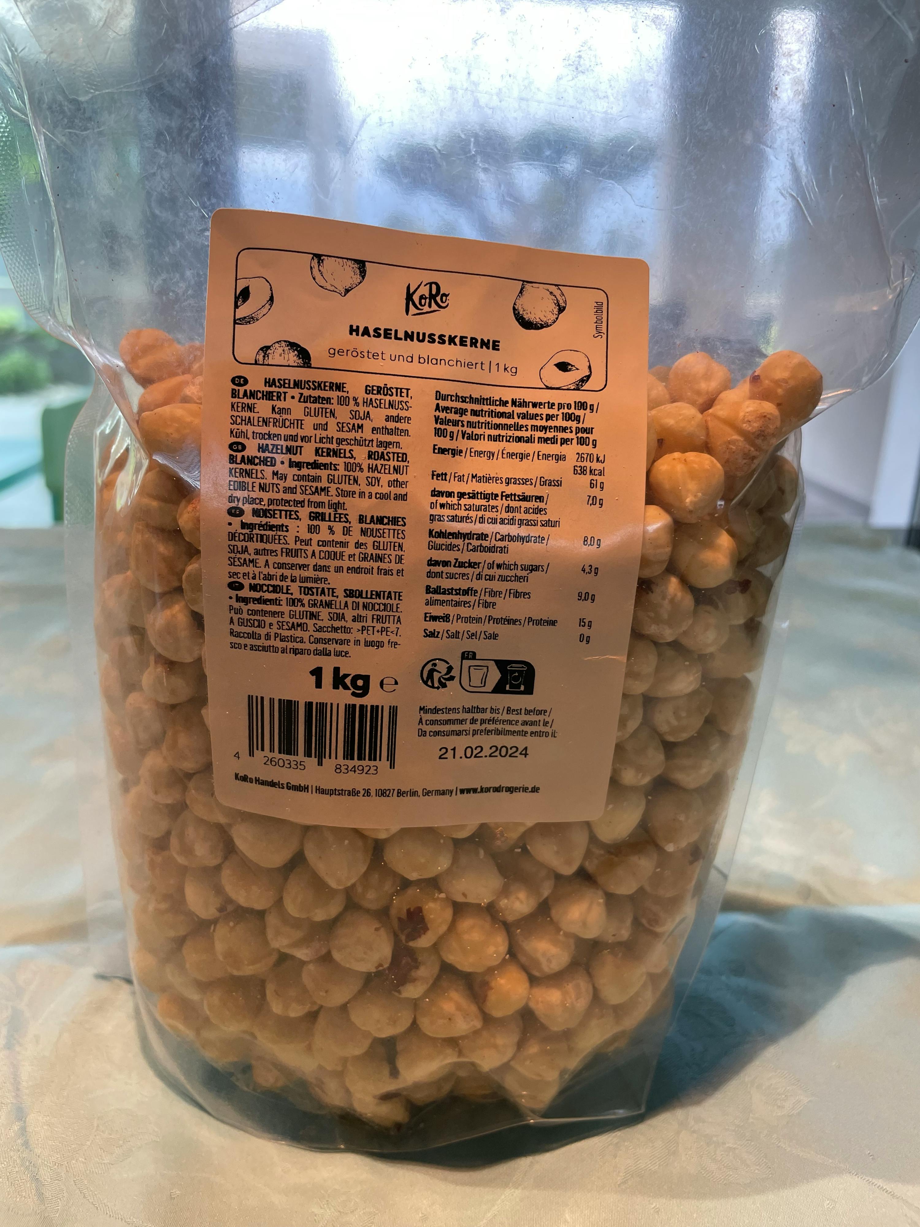 eine Tüte Haselnüsse mit einem Gewicht von 1 kg