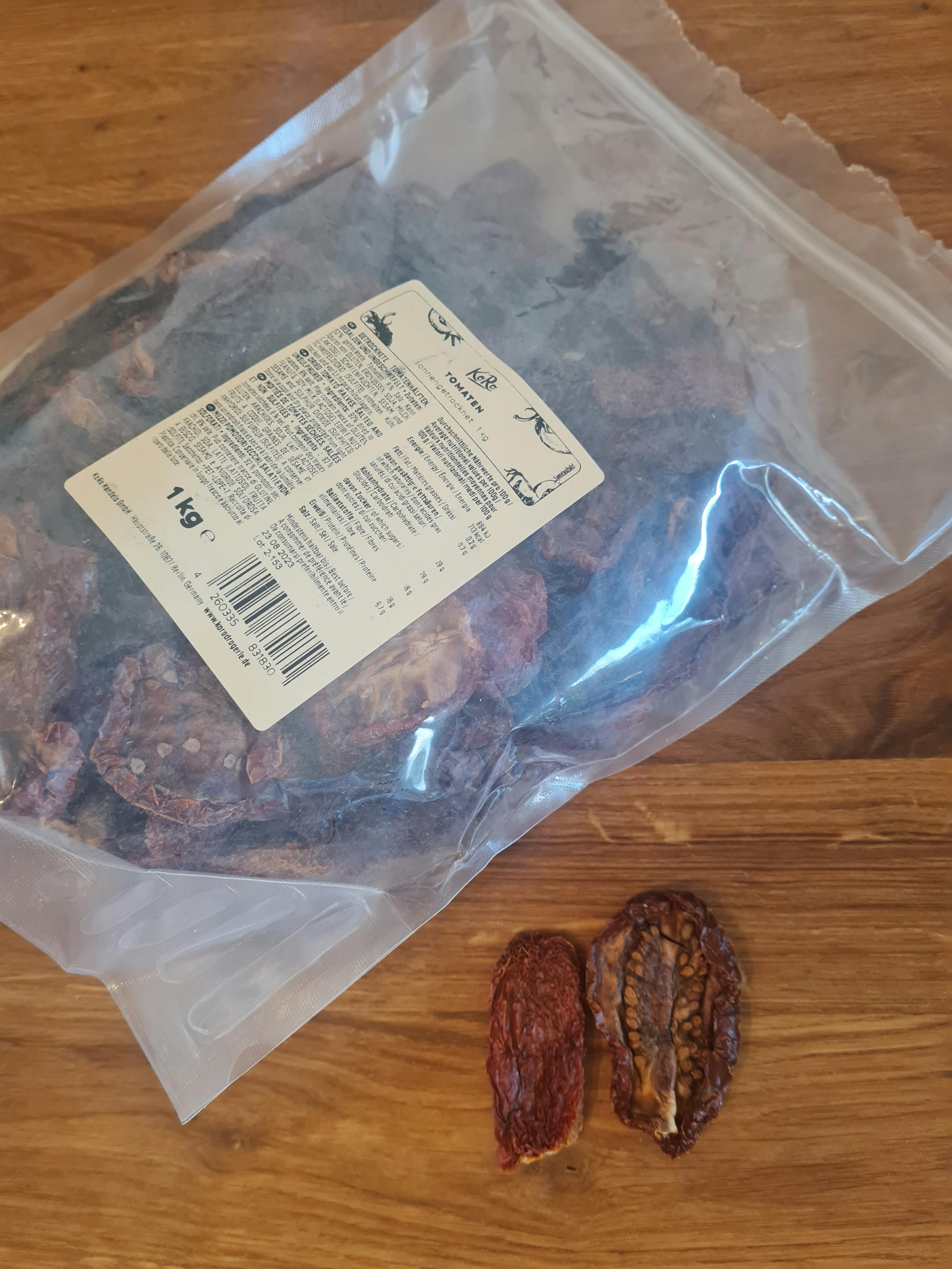 a bag of dried tomatoes with a label that says 1 kg