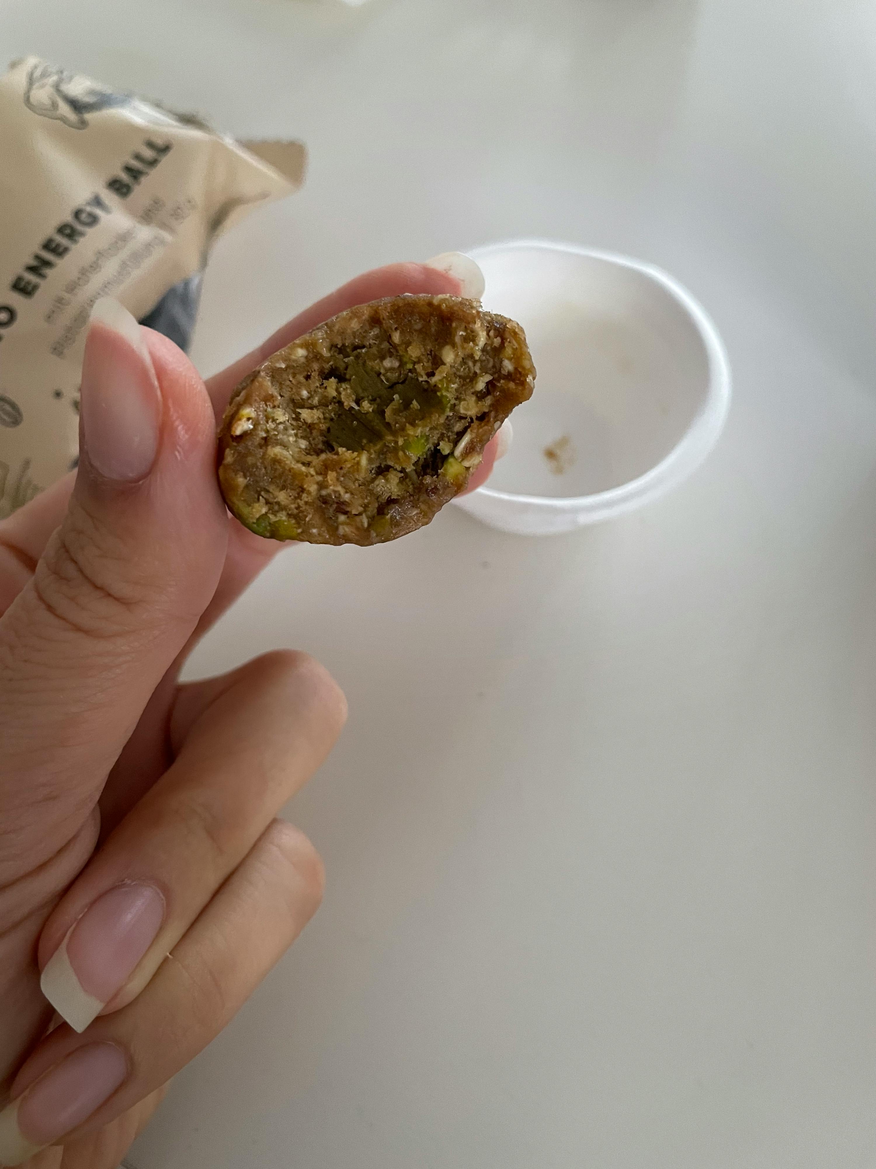 eine Person hält einen energieball in der Hand