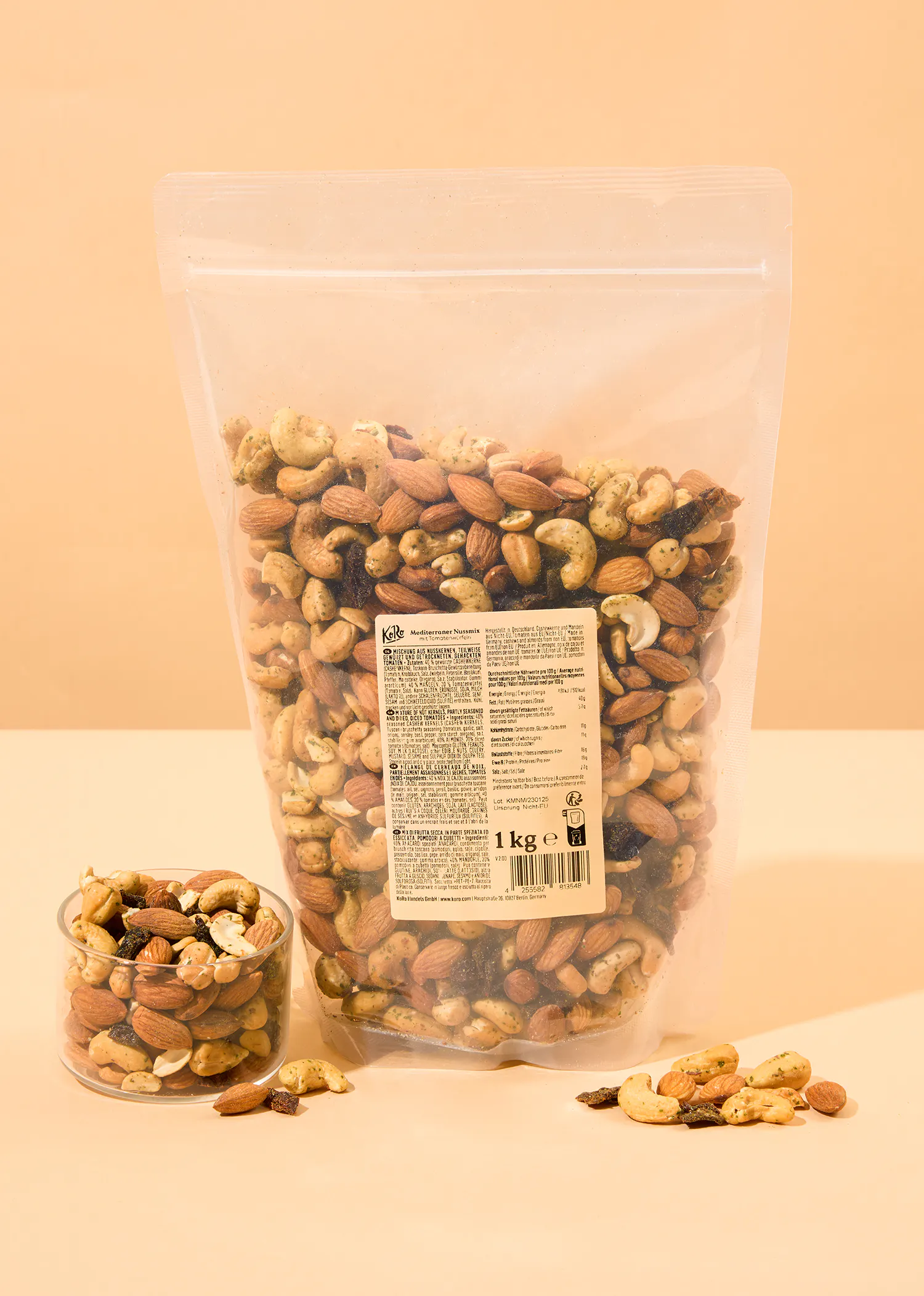 ein Plastikbeutel mit einem Etikett auf der Rückseite steht neben einem Glas mit Nüssen