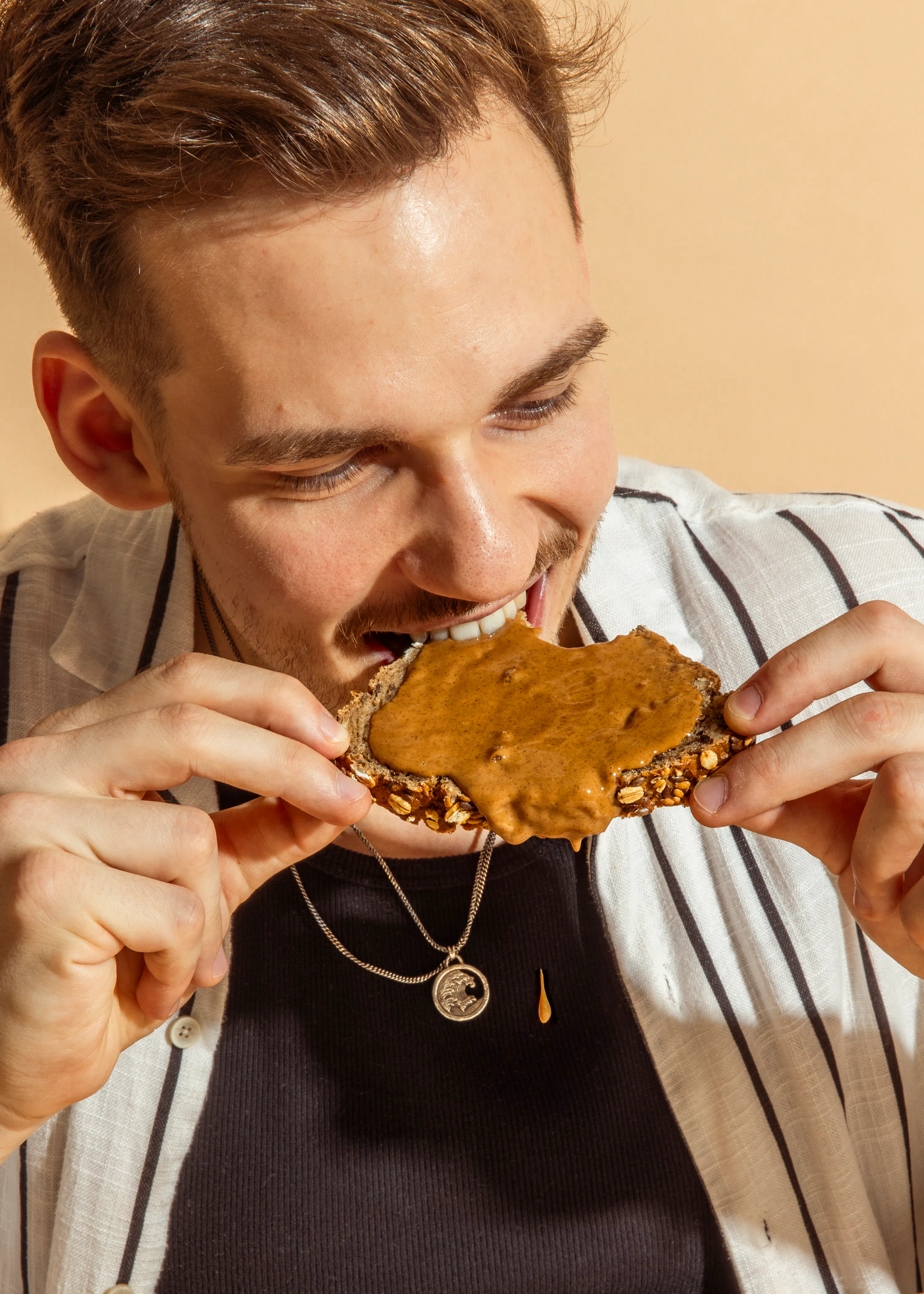 un homme mange une barre de beurre d' arachide