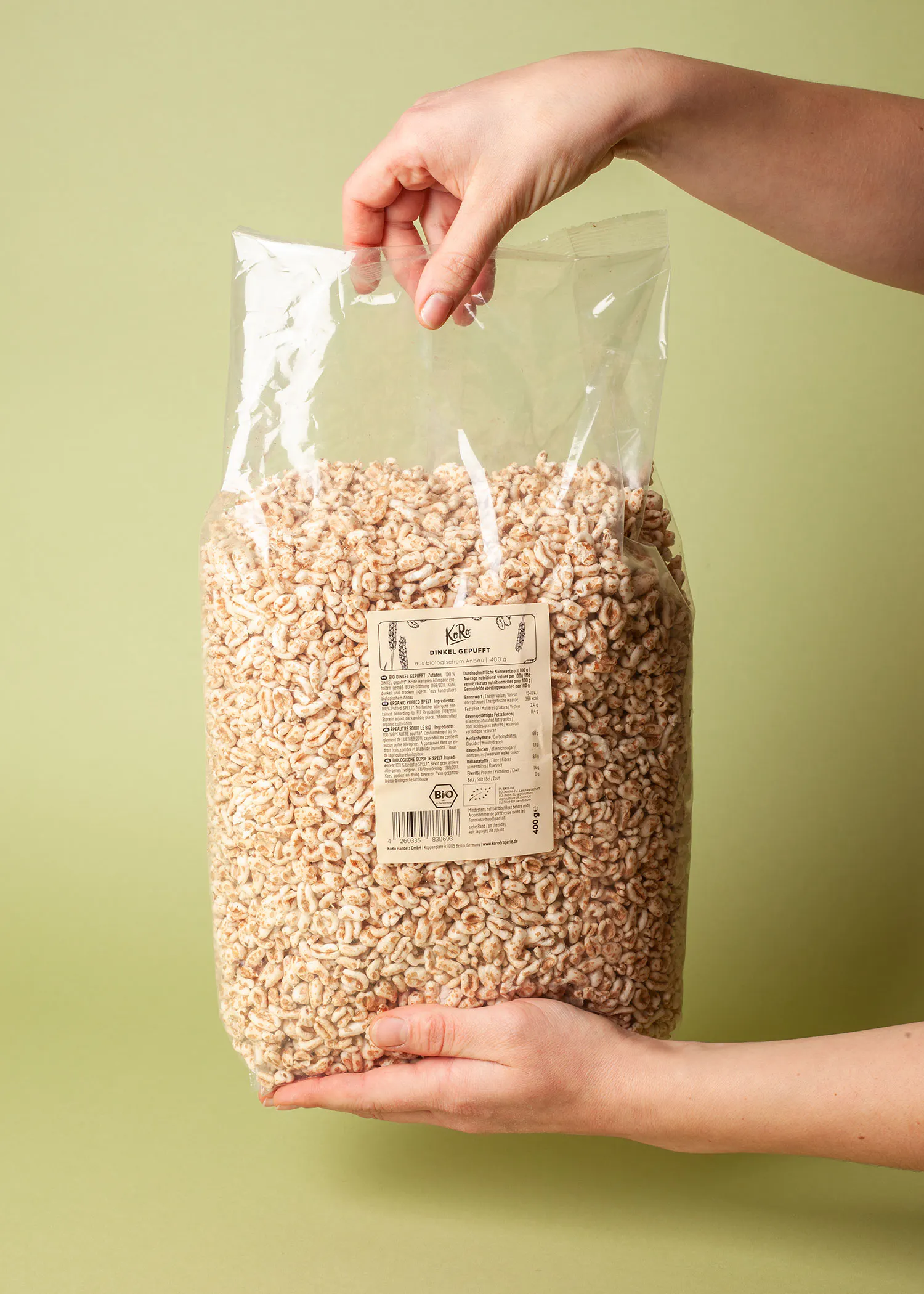 une personne tient un sac de graines de blé