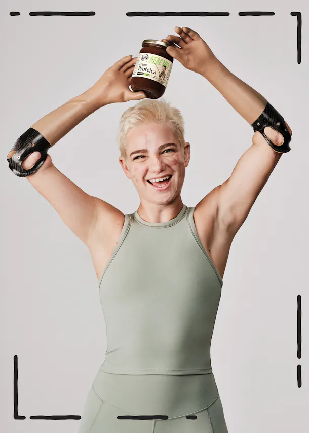 una donna tiene in mano un barattolo di proteina