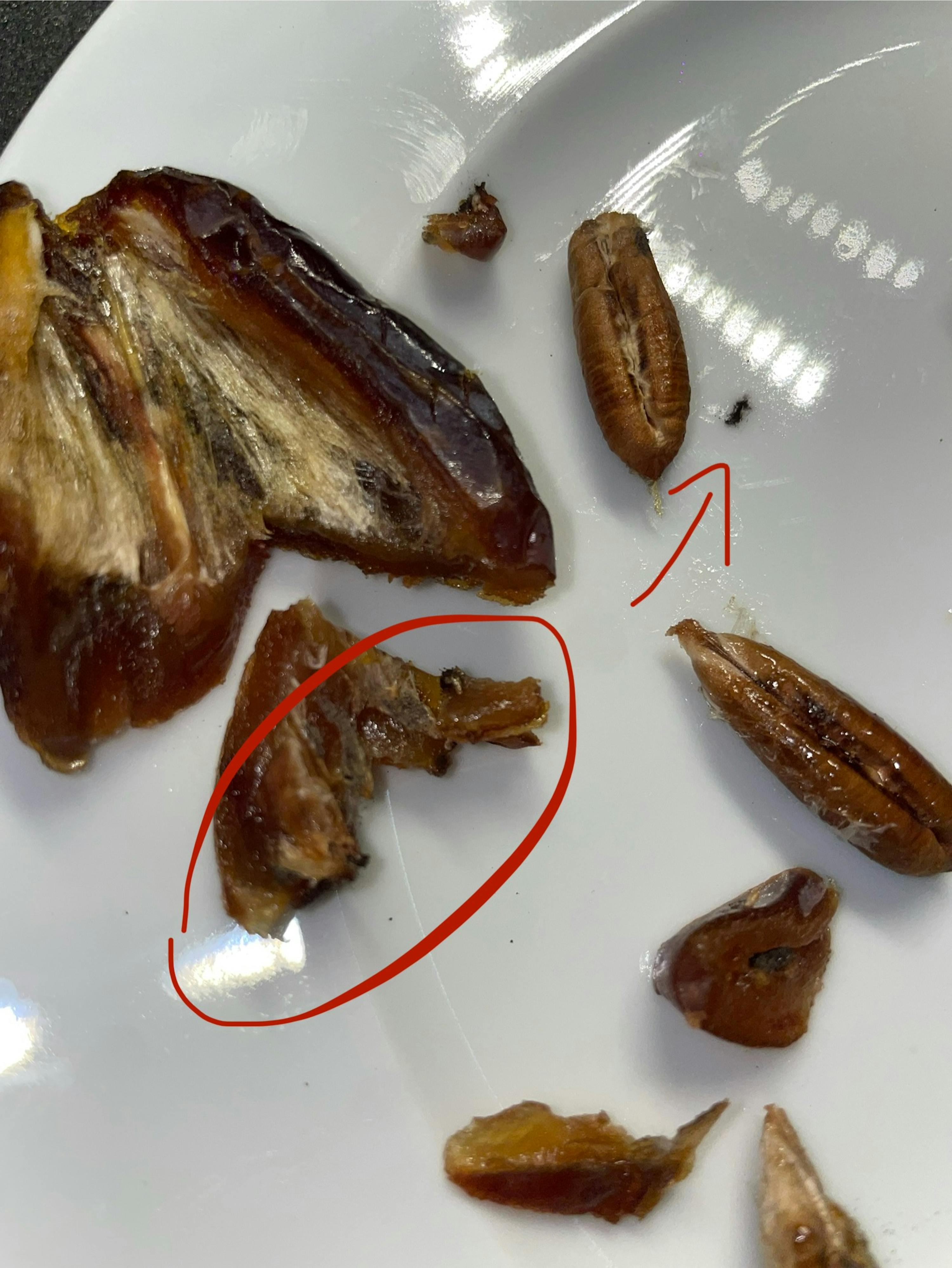 ein weißer Teller mit einem roten Pfeil darauf