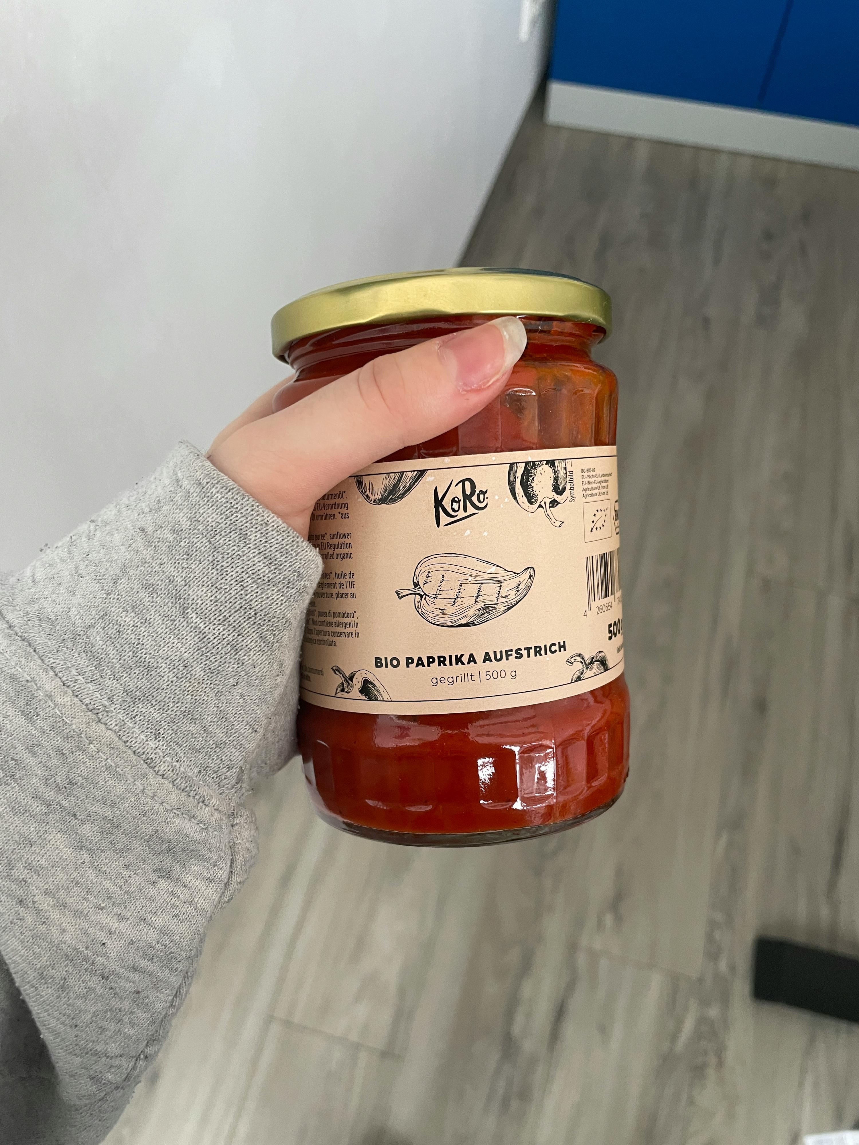 une personne tient une bouteille de paprika bio