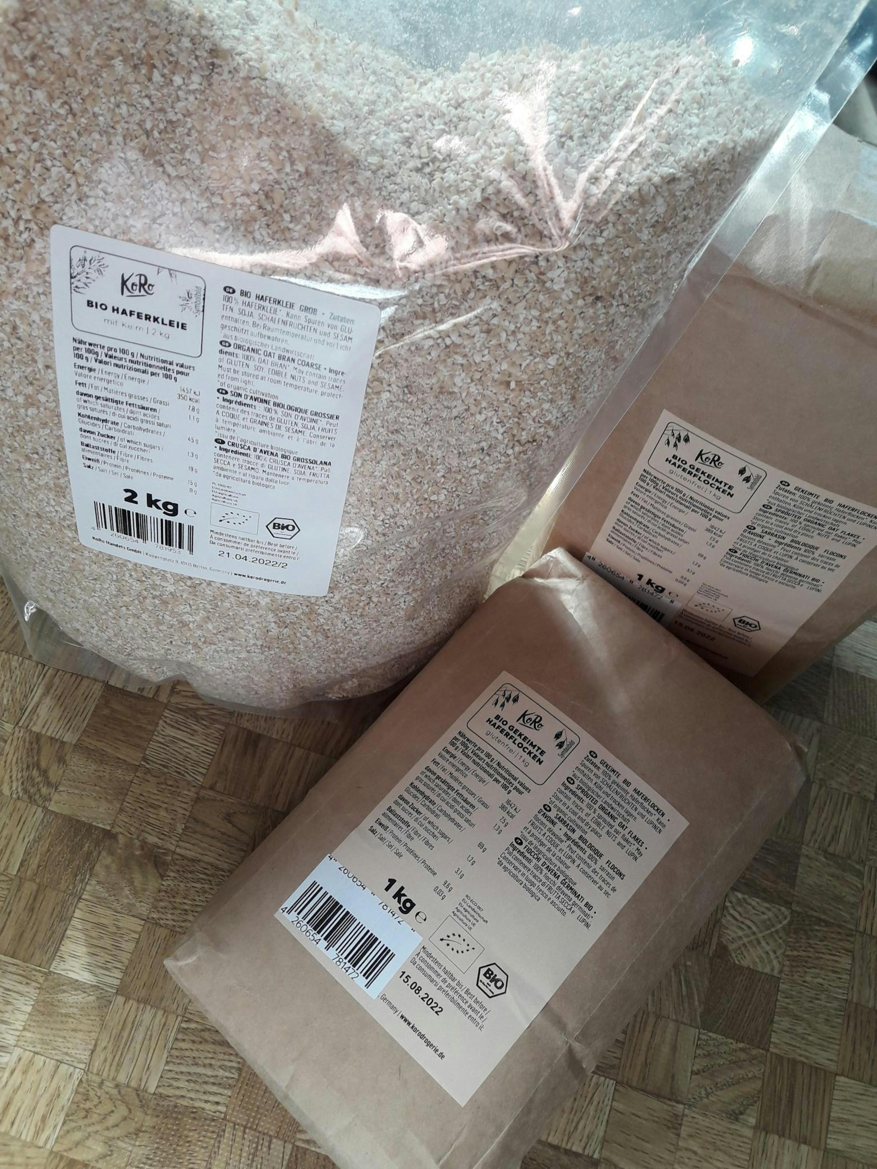 deux sacs de farine bio sont posés sur une table en bois