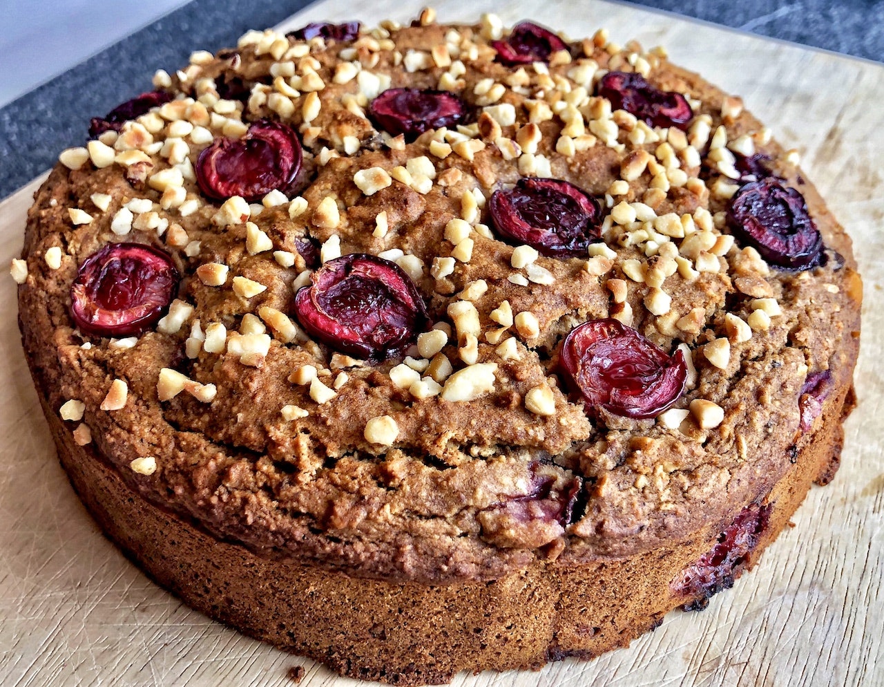 Veganer Kirschkuchen mit Nüssen | KoRo Austria