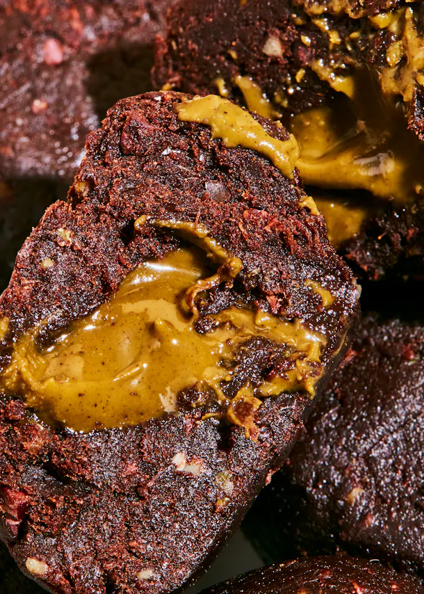 un gros plan d' un gâteau au chocolat avec un trou dans le milieu