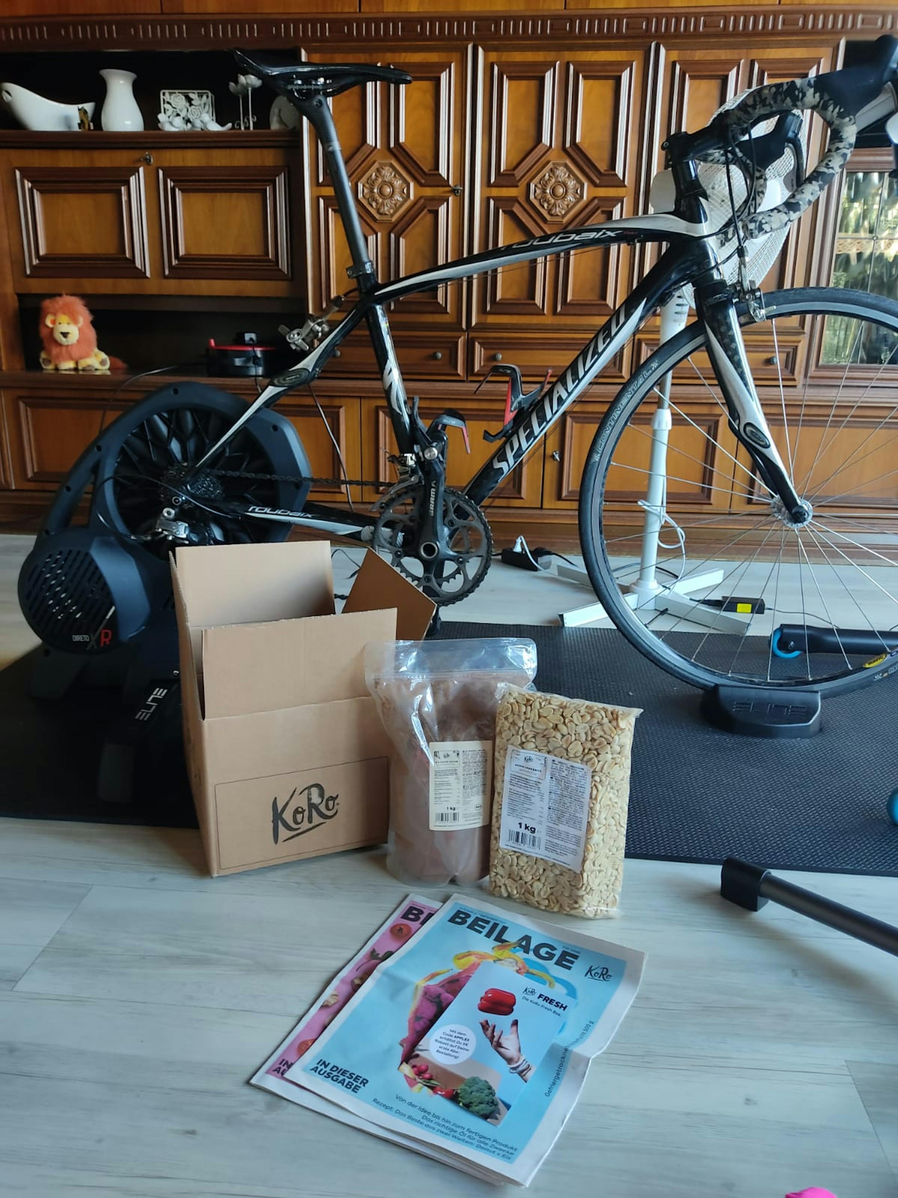 un vélo specialized est assis à côté d' une boîte et d' un magazine