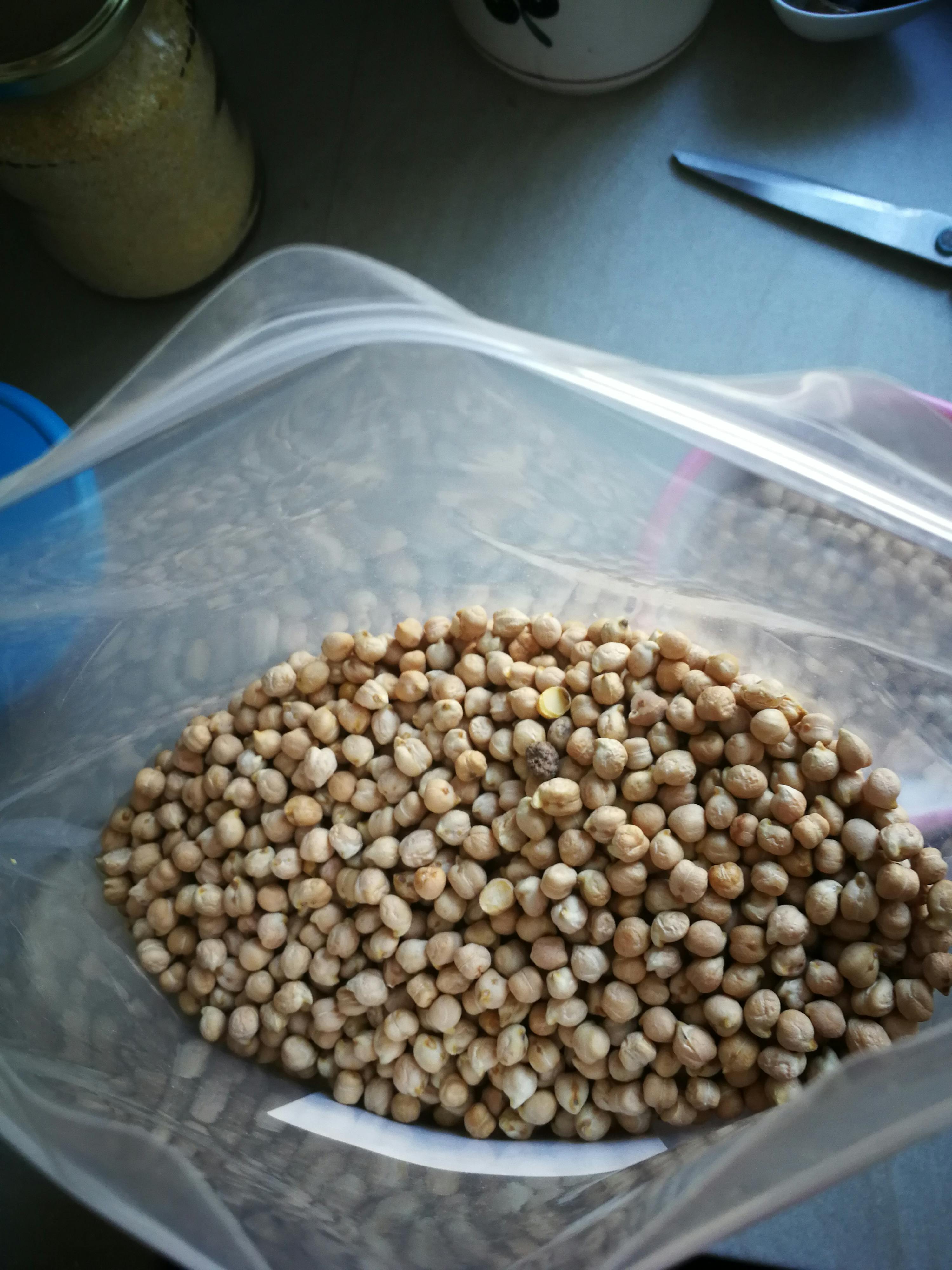 un sac de pois chiches est assis sur une table