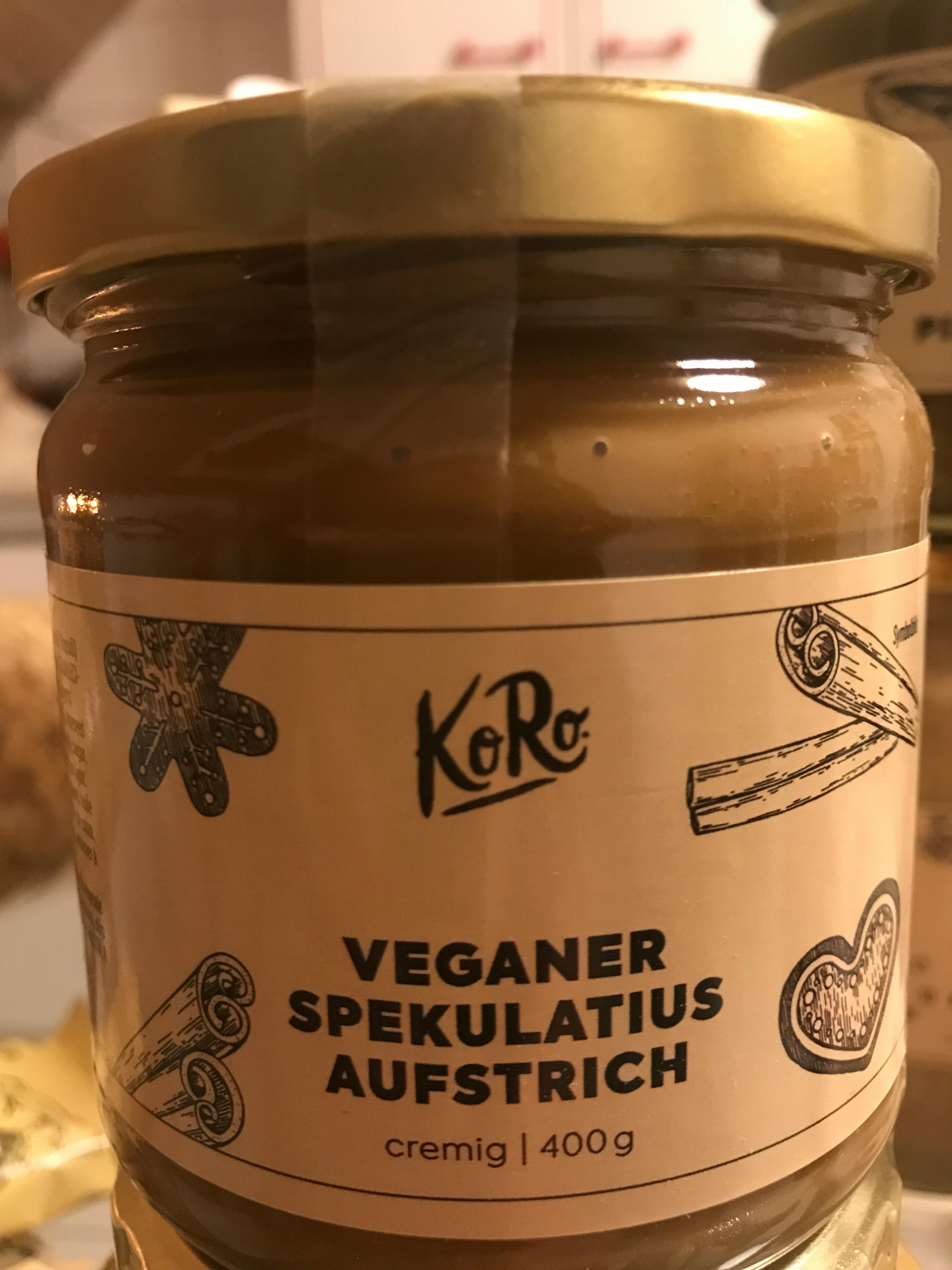 ein Glas veganer spekulatius aufstrich steht auf einem Regal
