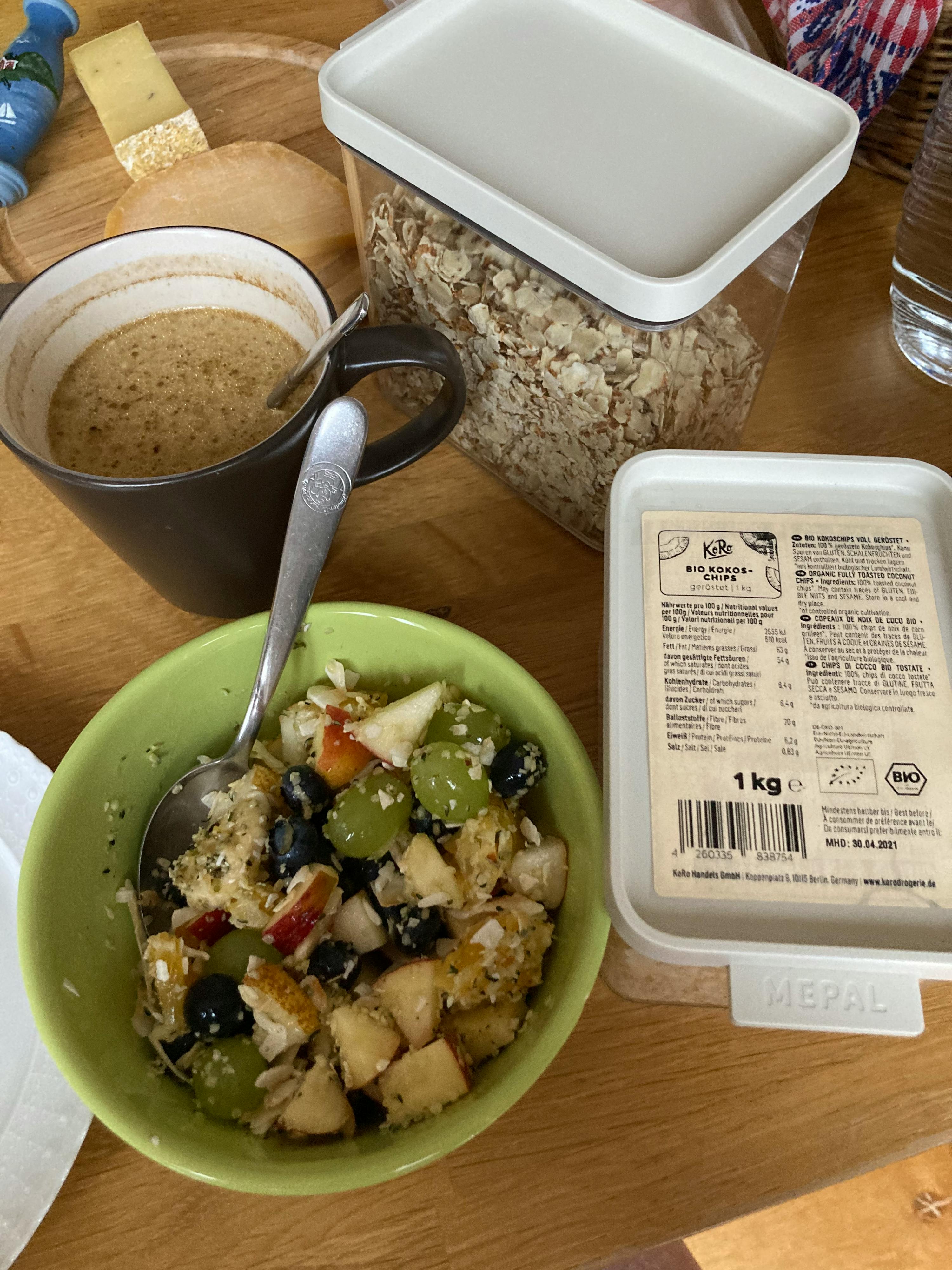a bowl of food next to a container that says 1 kg on it
