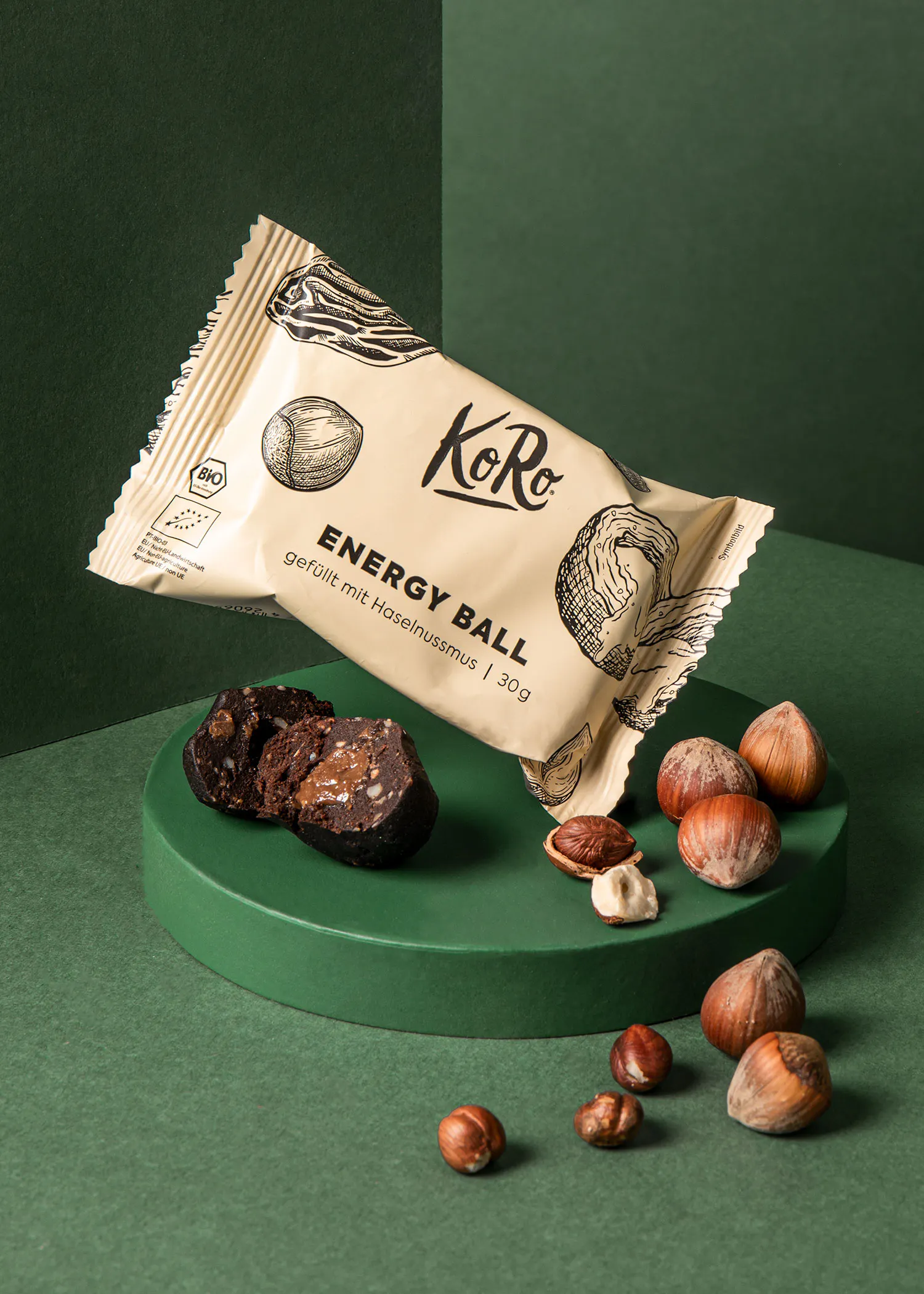 une balle d' énergie posée sur une surface verte entourée de noisettes