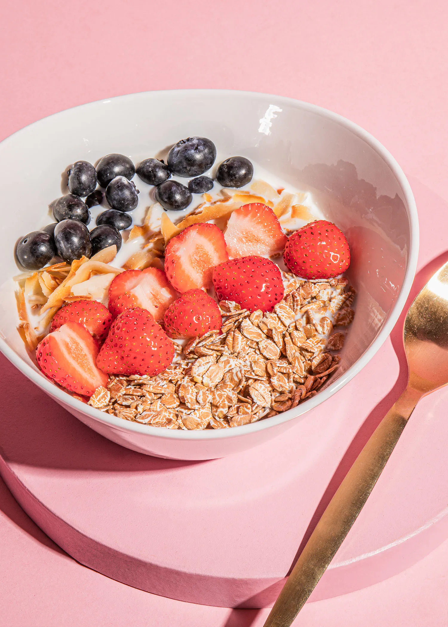 un bol de flocons d' avoine avec des fraises et des bleuets