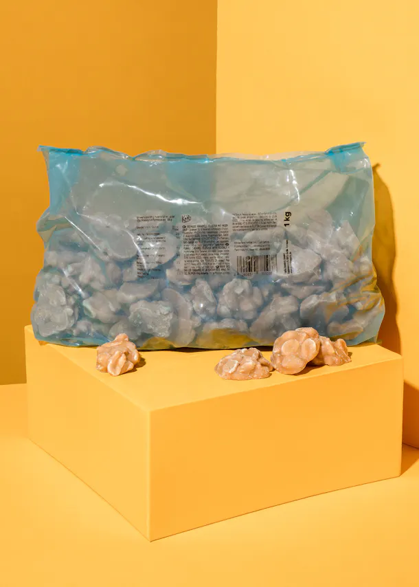 un sac de noix de pécan est posé sur une boîte jaune