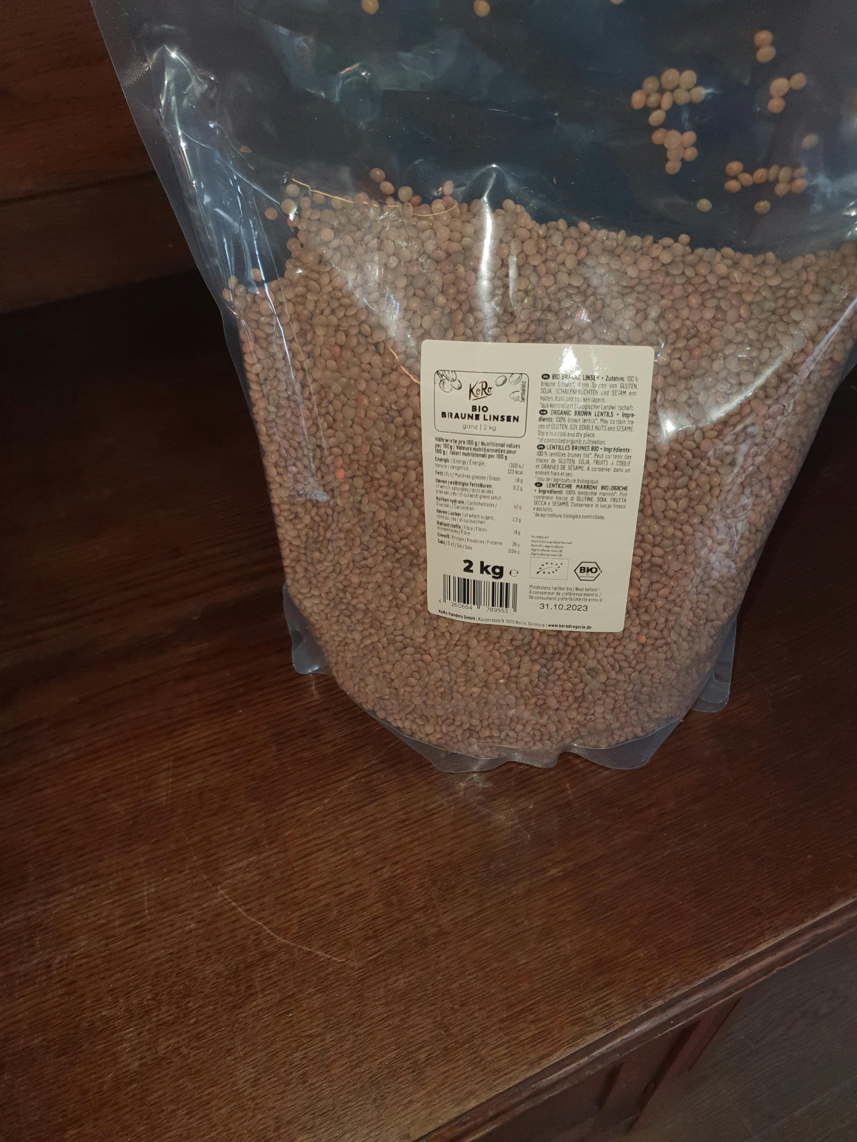 un sac de lentilles brunes avec une étiquette de 2 kg