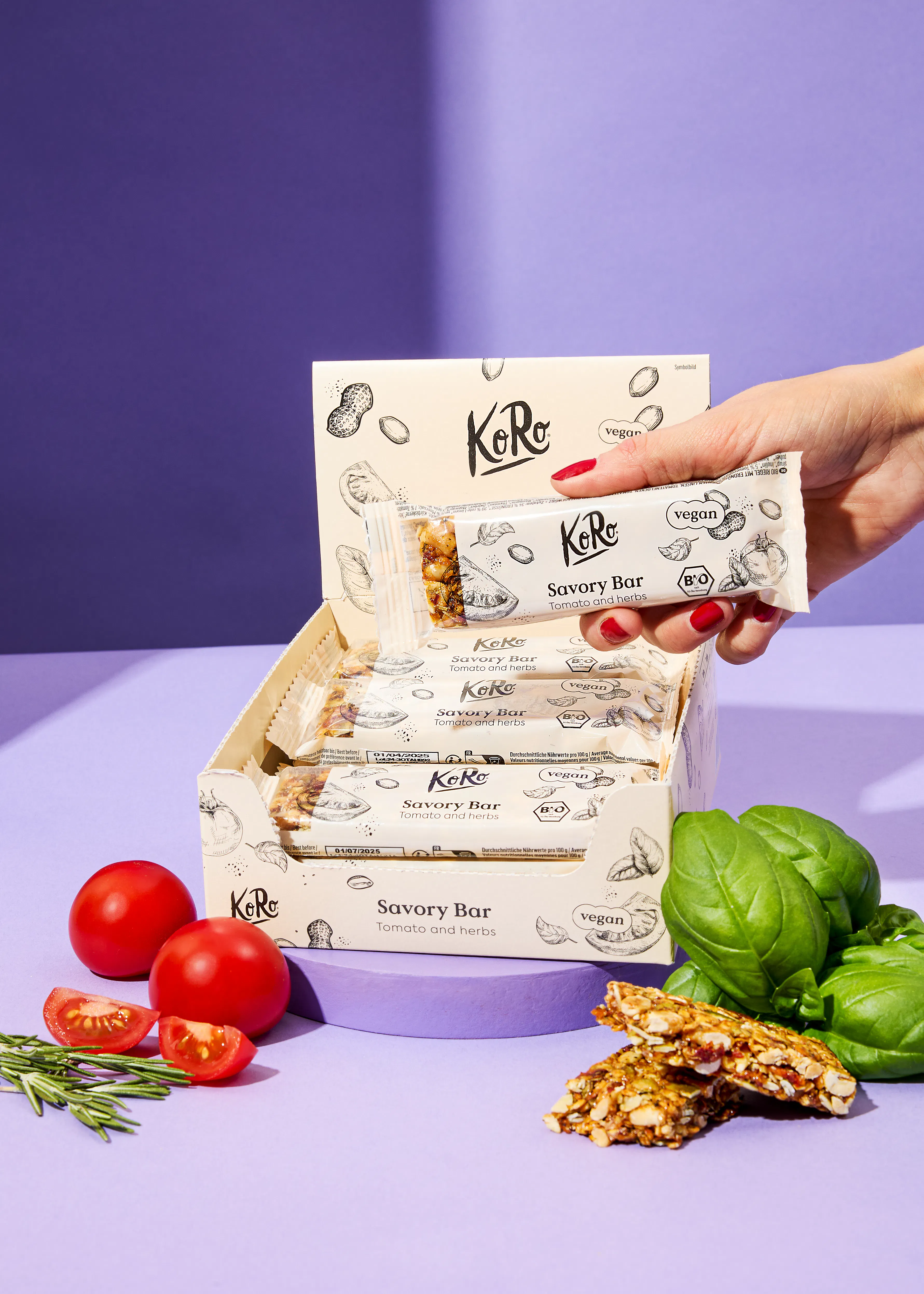 Eine Person hält eine Koro-Savoury-Bar in ihrer Hand