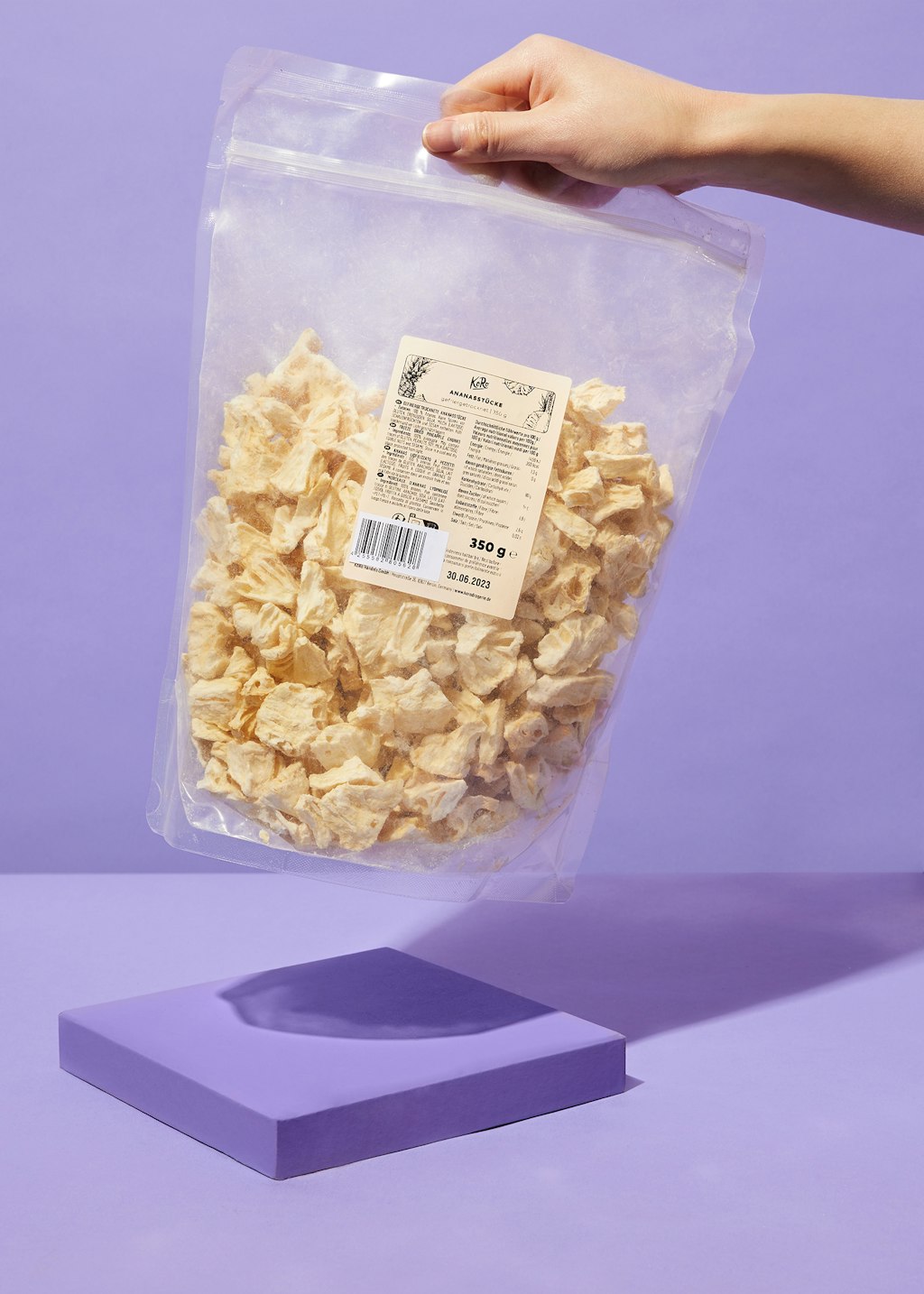 Sweet and crunchy Buy freezedried pineapple pieces! KoRo Germany