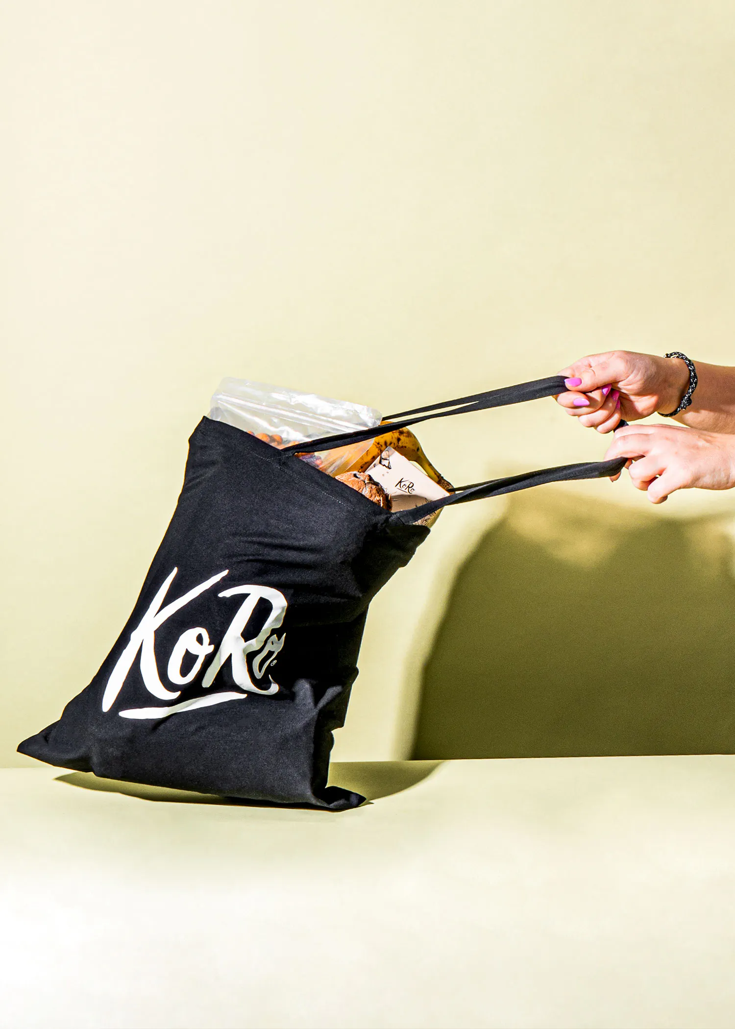 Eine Person hält einen Kor-Sack mit Essen darin