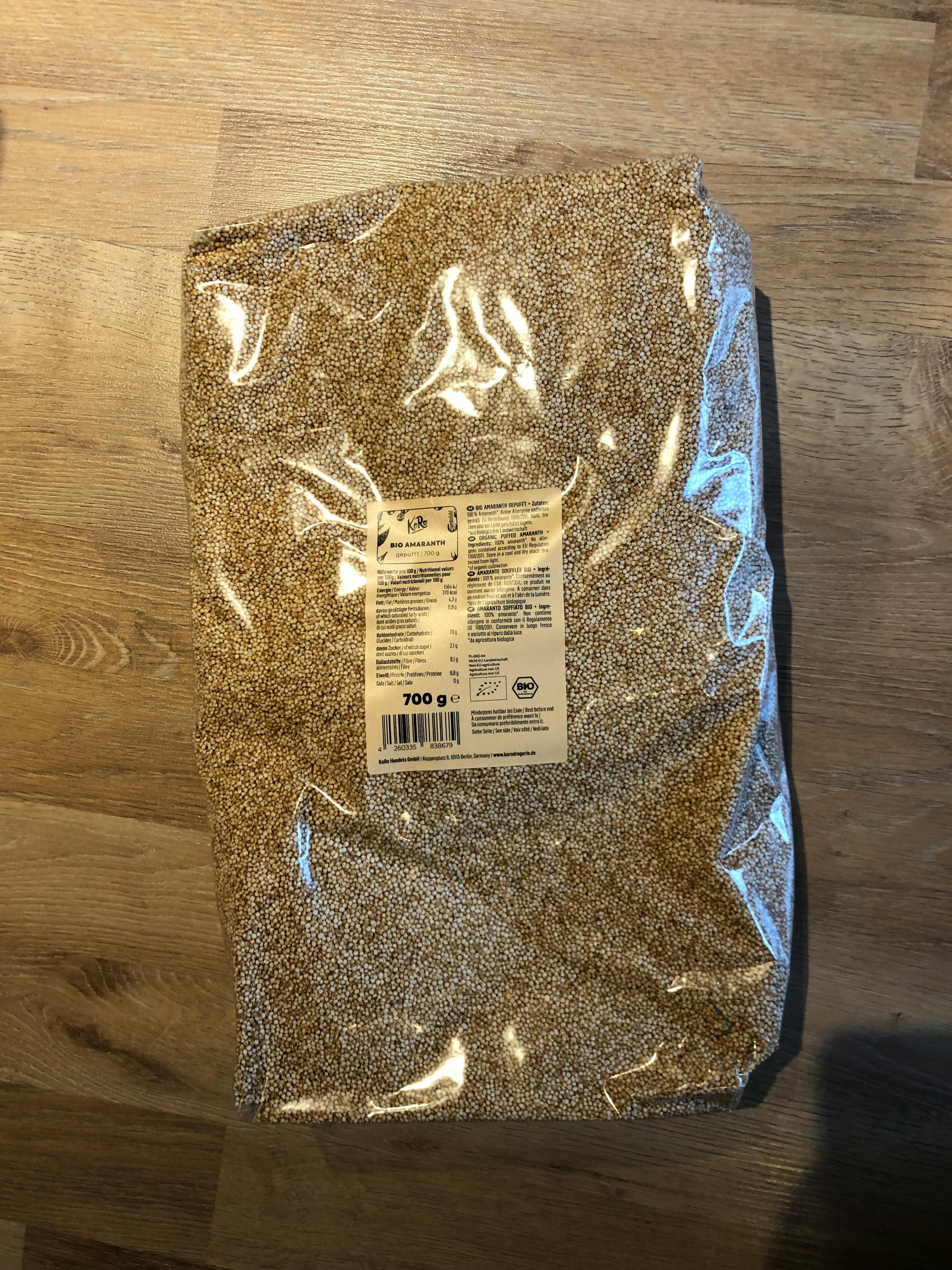 ein großer Plastiksack mit einem Etikett auf der Rückseite steht auf einem Holztisch