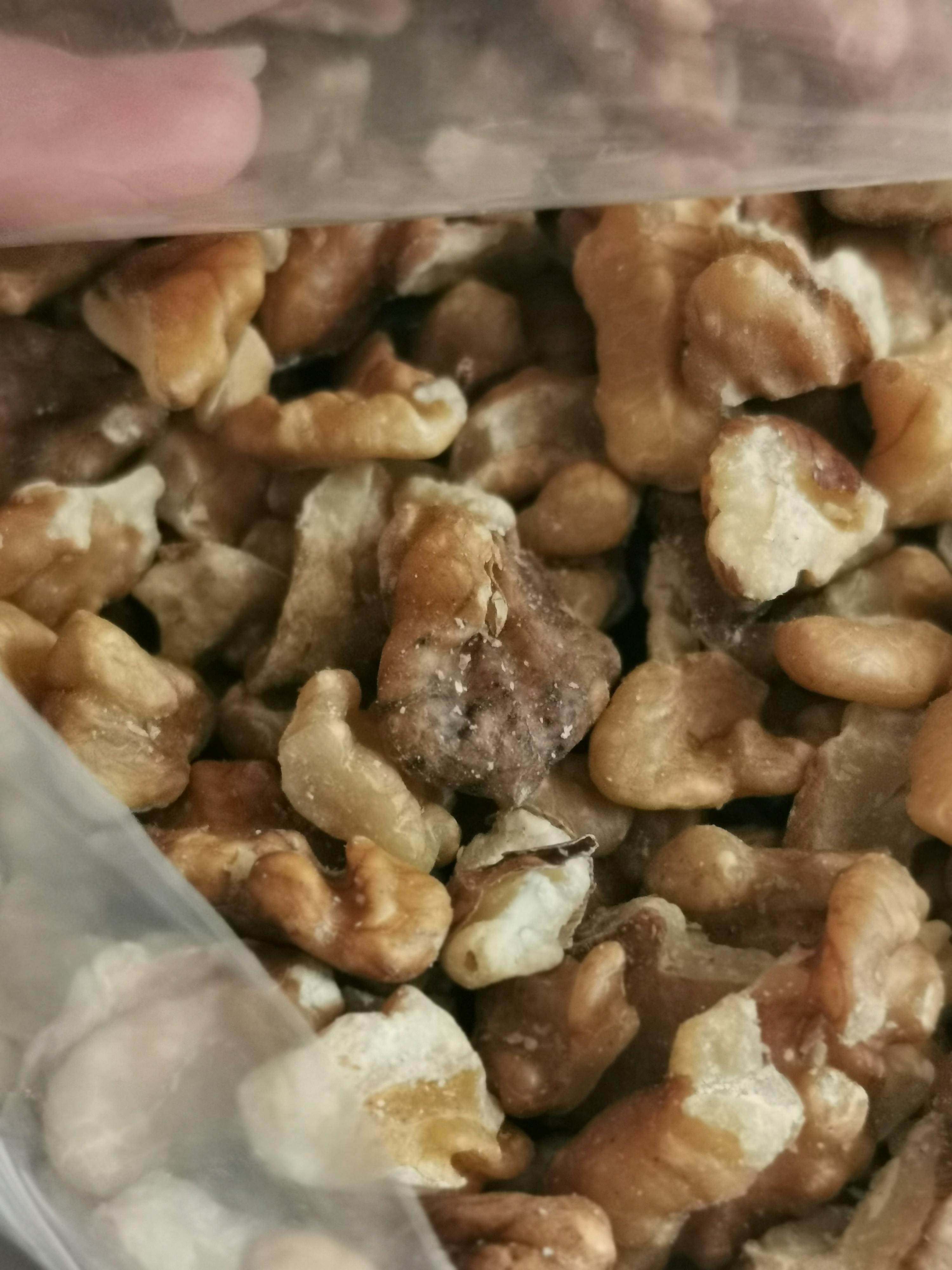 un gros plan d' un tas de noix dans un sac