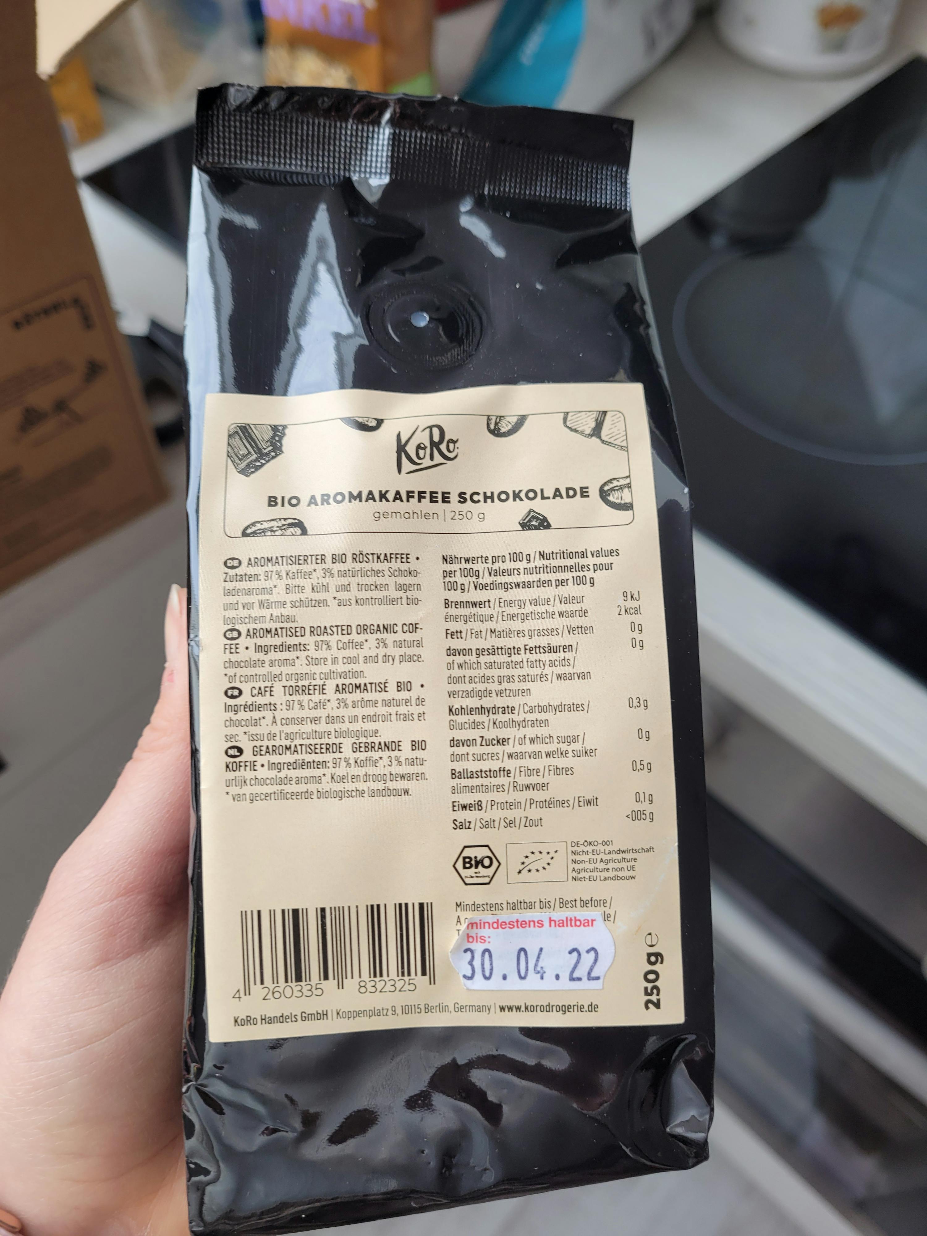 eine Person hält eine Tüte bio-Schokolade in ihrer Hand