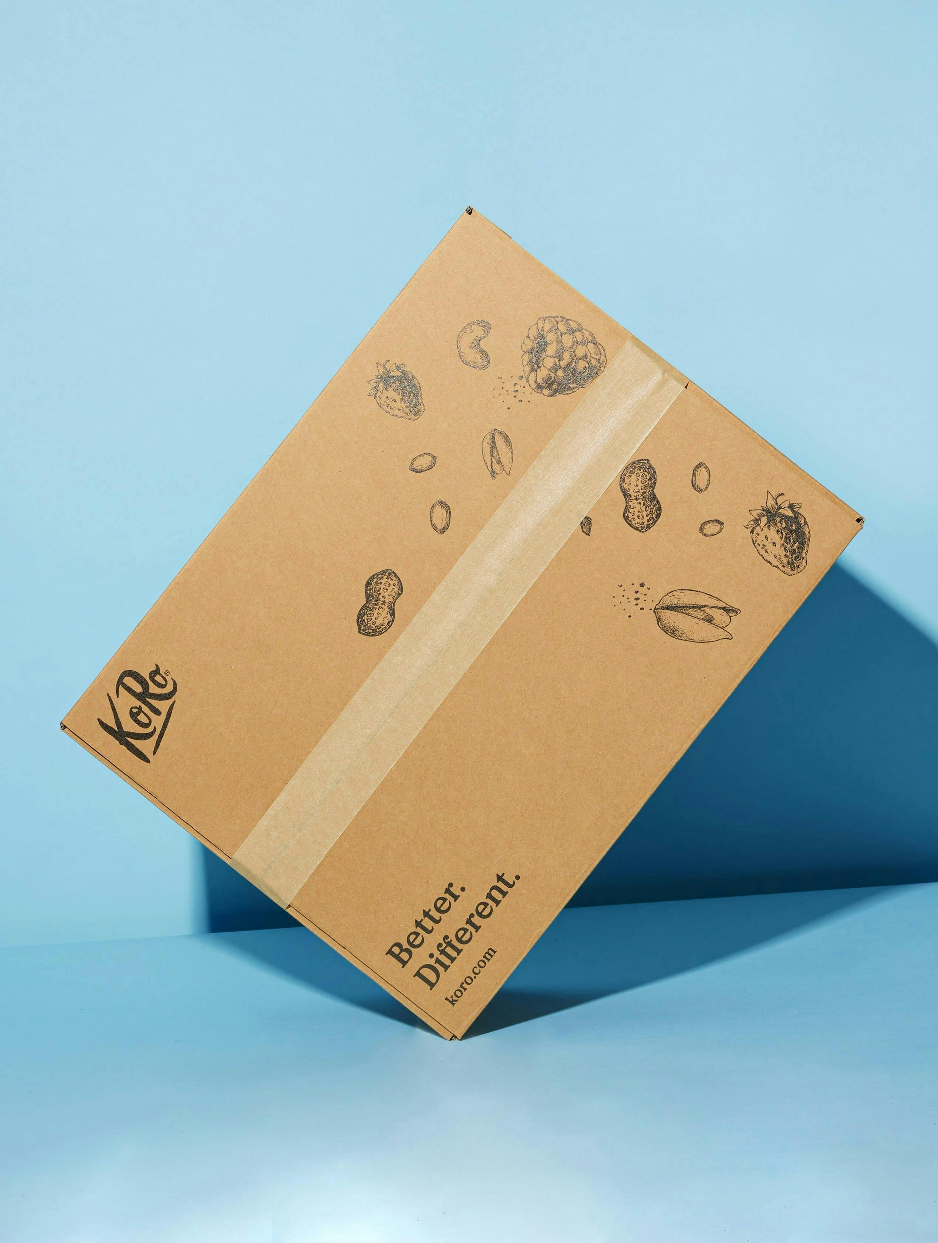 una scatola di cartone con sopra l' immagine di frutta e noci e l' iscrizione " meglio diverso "