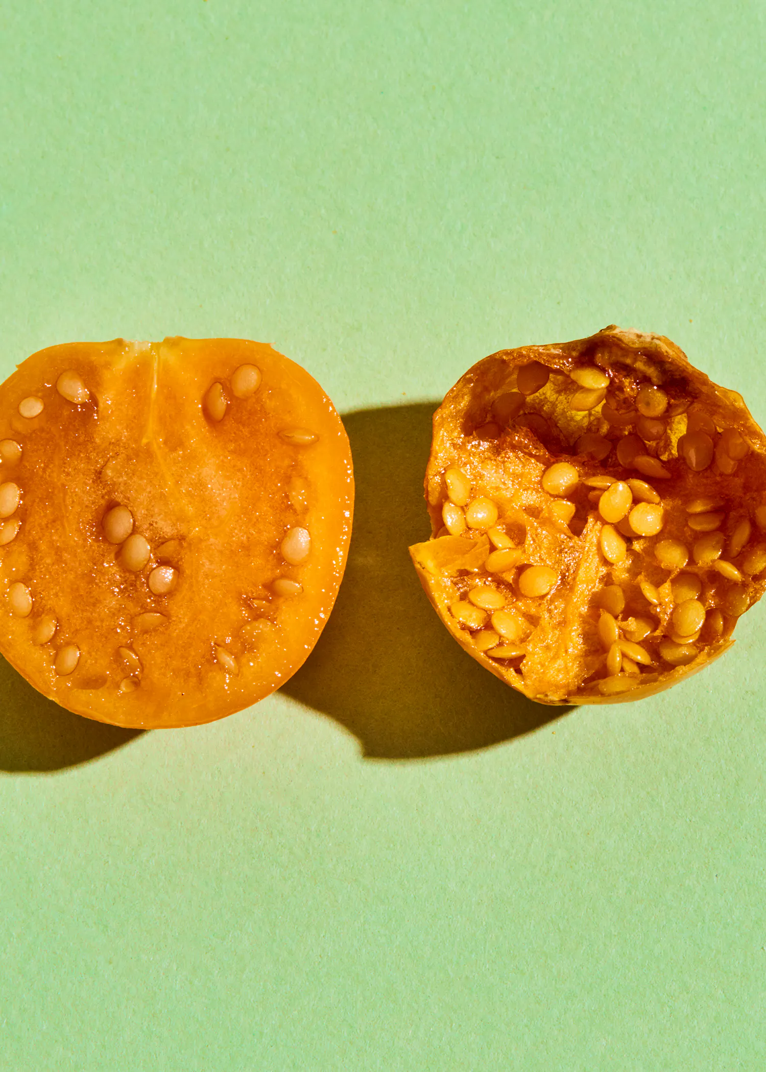 une tomate coupée en deux avec des graines dedans