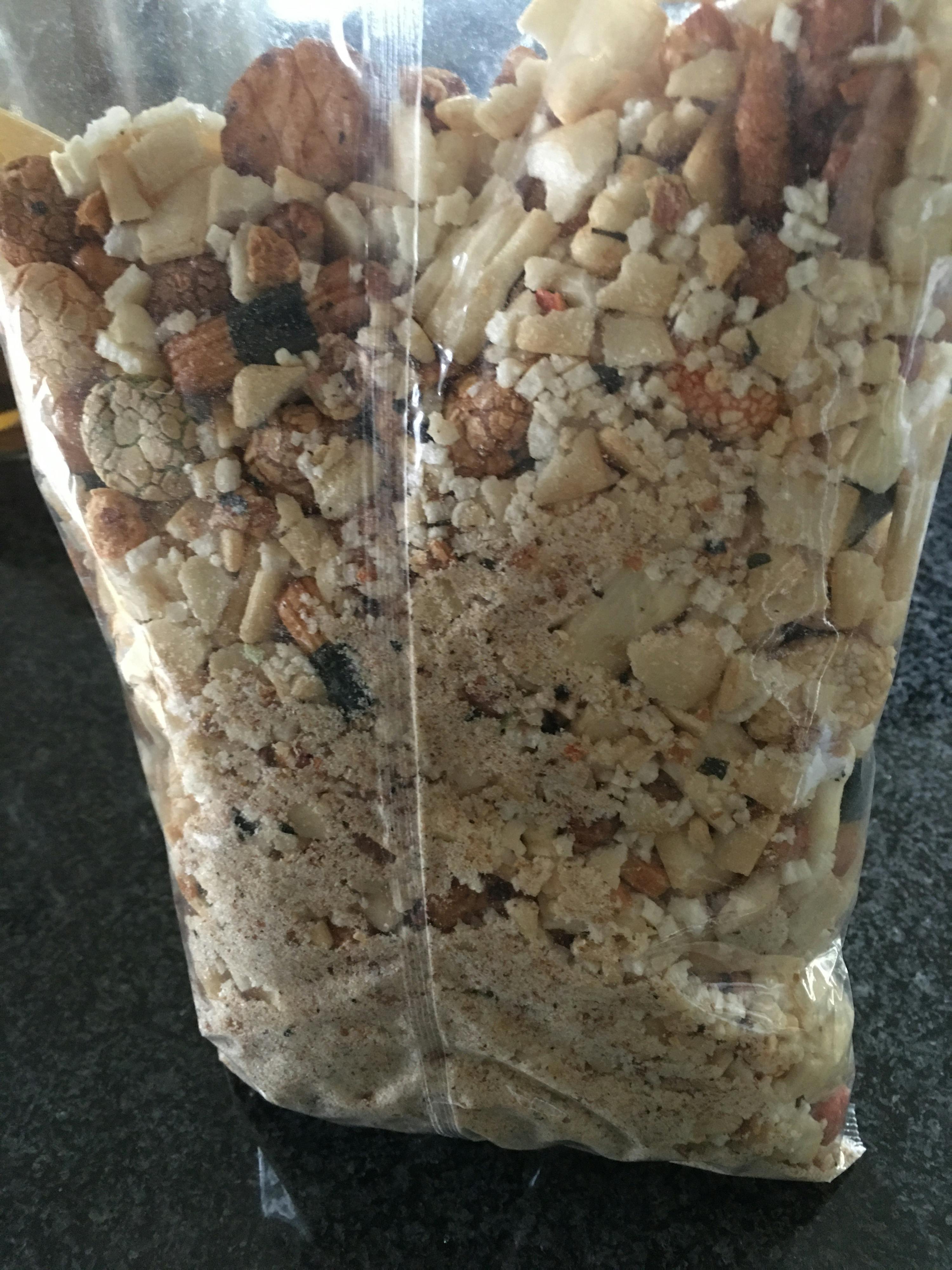 un sacchetto di cibo per uccelli su un tavolo