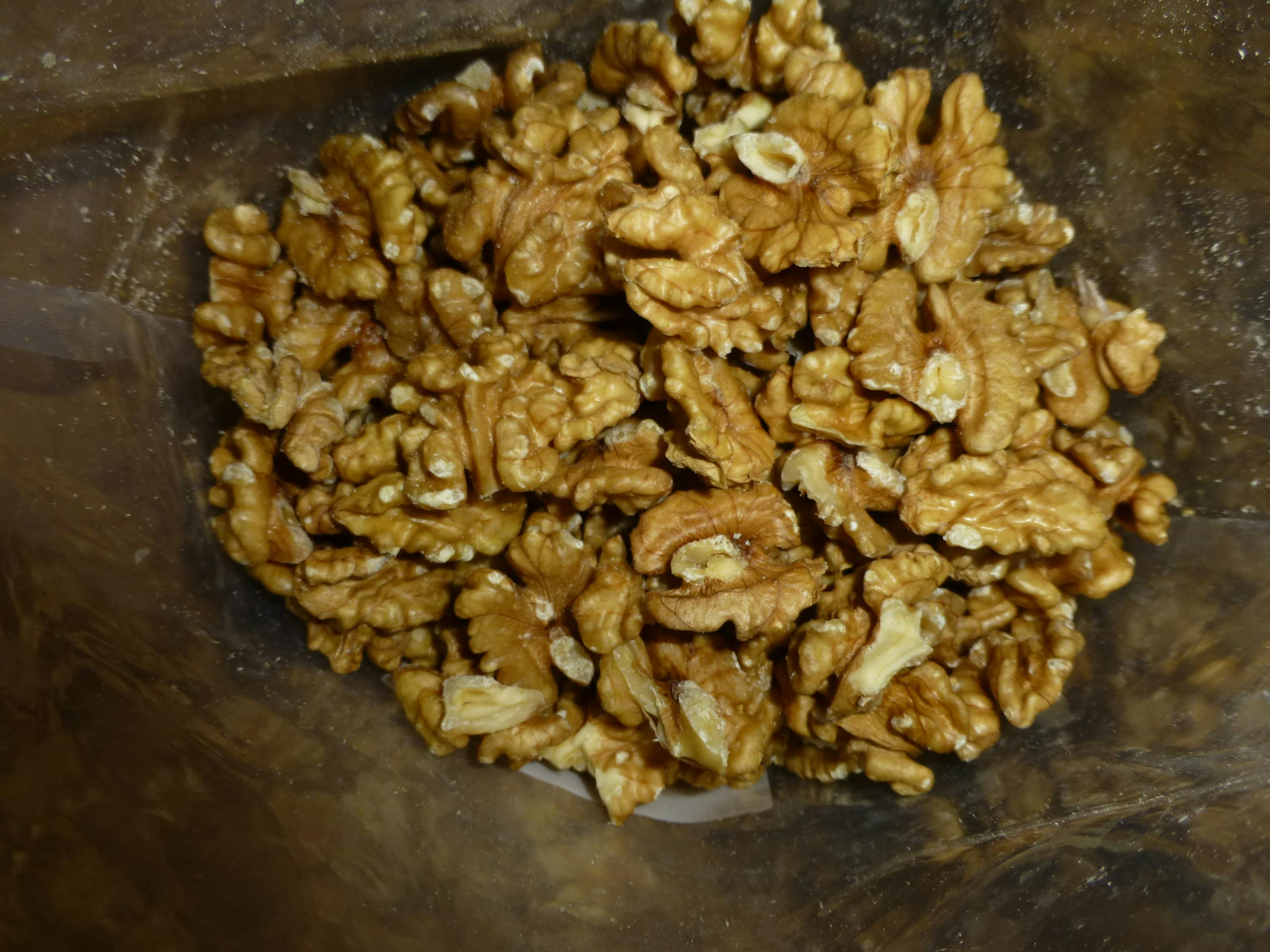 eine Nahaufnahme von Walnüssen in einem Plastikbeutel