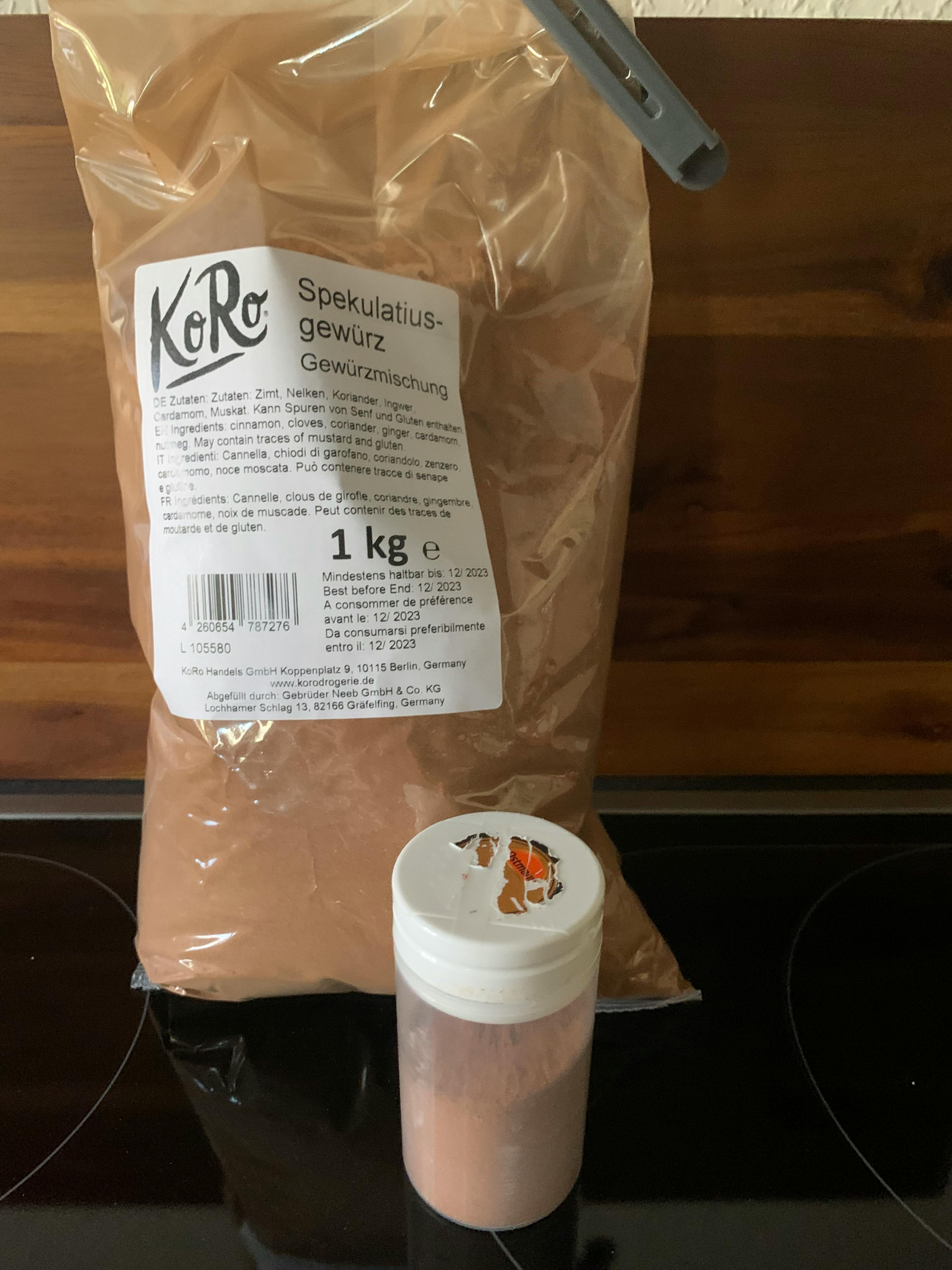 un sac en plastique avec une étiquette écrite en allemand sur le dessus