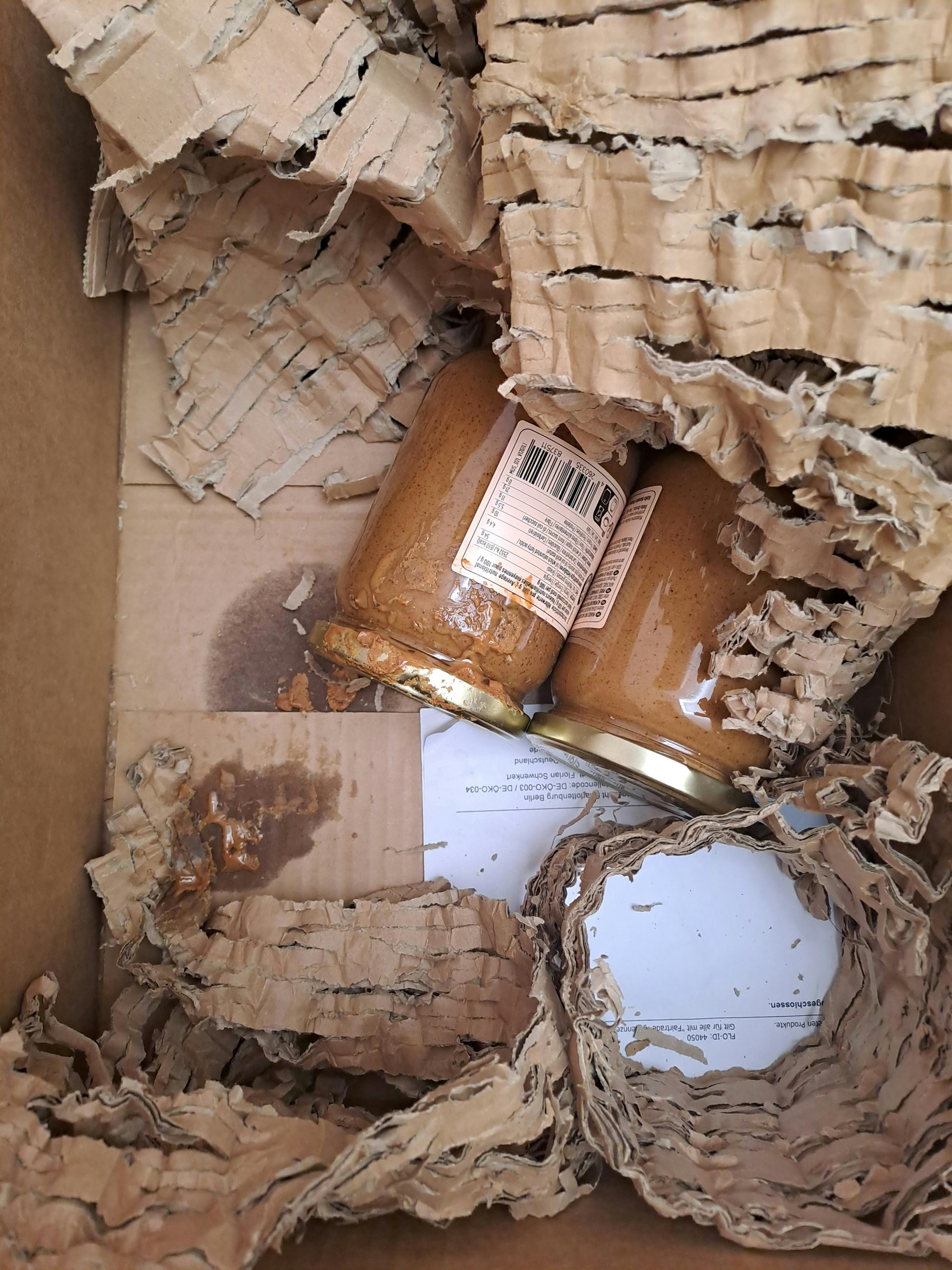 zwei Gläser Erdnussbutter liegen in einer Schachtel