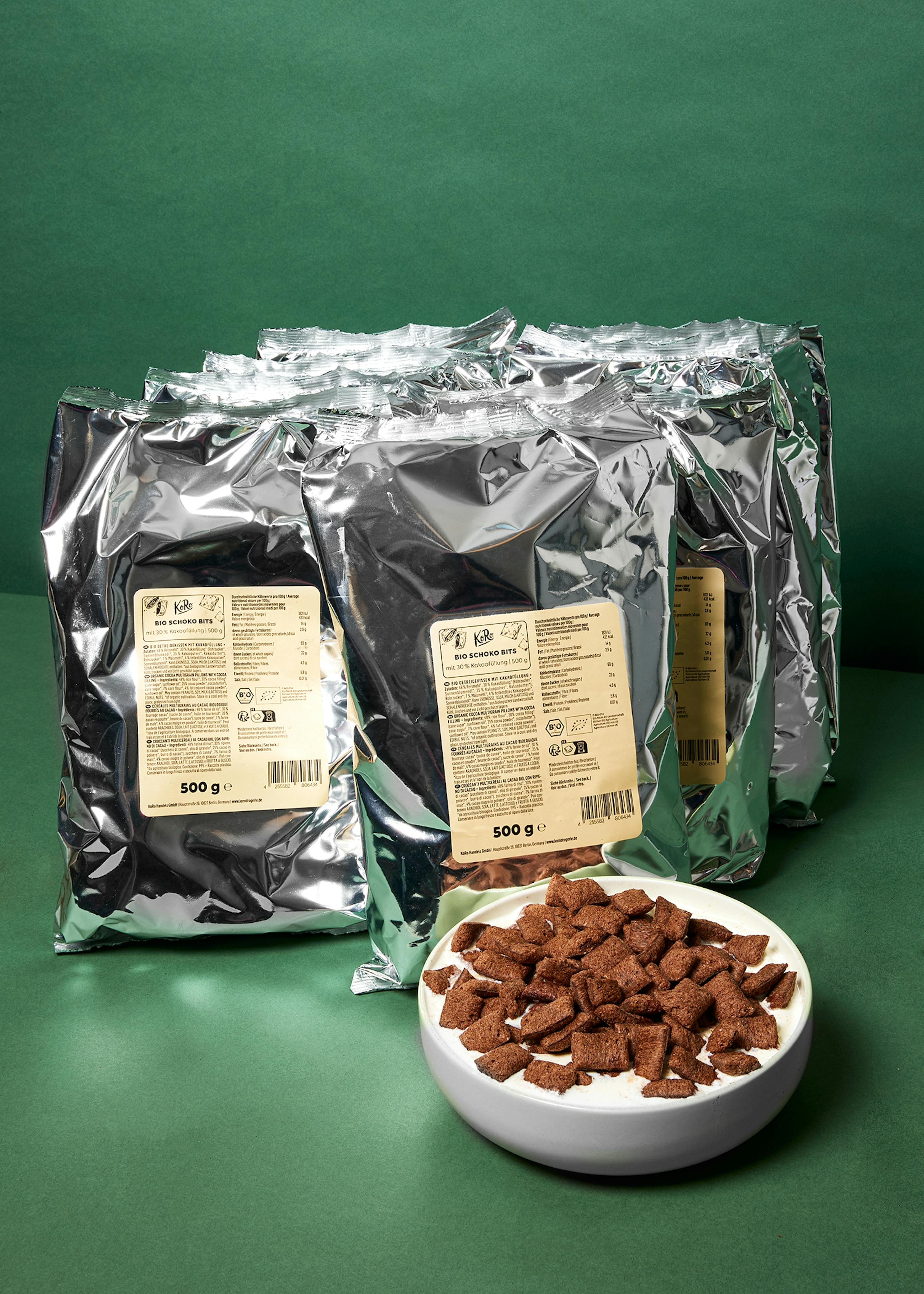 una ciotola di cereali è seduta accanto a una pila di sacchetti