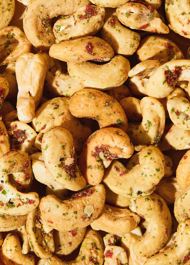 un gros plan d' un tas de noix de cajou